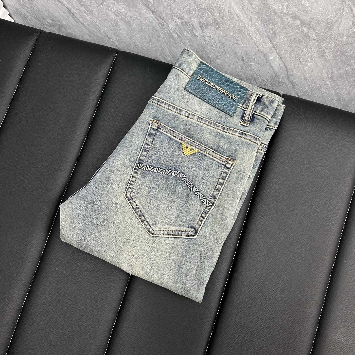 NO:438563,Armani has launched the latest new men's jeans in spring and summer!  Heavy industry washing denim fabric, custom fabric is softer and more comfortable than ordinary denim fabrics!  Super heavy industry washing process, double craft washing. The whole pair of pants has a comfortable feel, delicateness and breathability effect. All hardware brand logos are customized by special models, and the materials are selected as the best attributes. The elasticity of the fabric is very good and the comfort is great!  Low-key design style is simple and elegant. Number of codes 29-38, Armani, jeans, alexander wang19860909阿玛尼 春夏最新推出男士牛仔裤新品！重工水洗牛仔面料,定制面料和一般牛仔布料比起来,更加柔软舒适！超重工洗水工艺 双工艺洗水 整条裤子,手感舒适,细腻程度与透气效果堪称顶级,所有的五金品牌logo都是专模定做,材质都是选最好的属性.面料的弹性很好,舒适性非常棒！低调设计风格简洁大方.码数29-38,,armani,jeans,alexander wang,Men's clothing