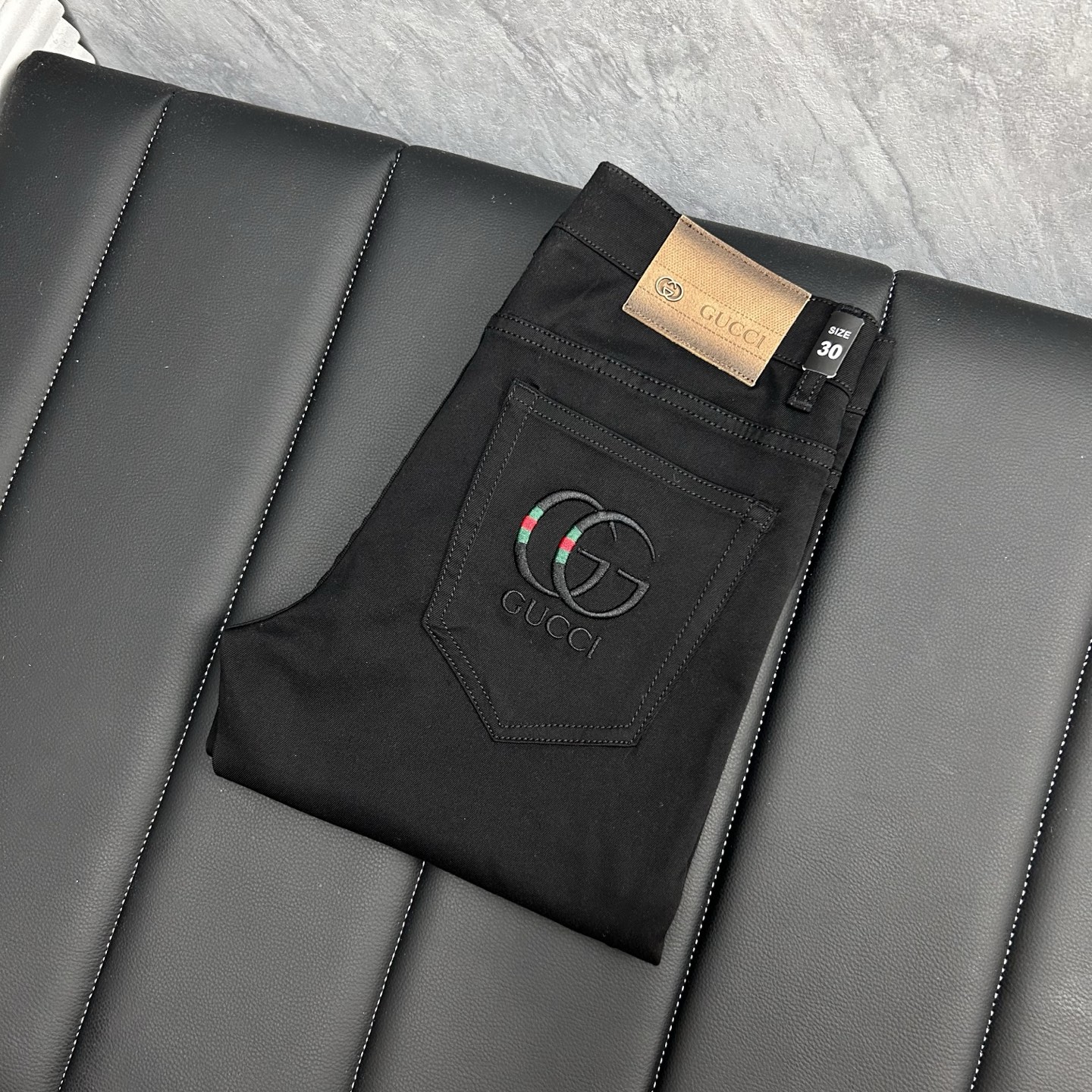 NO:438615,Guqi has launched the latest new men's jeans in spring and summer!  Heavy industry washing denim fabric, custom fabric is softer and more comfortable than ordinary denim fabrics!  Super heavy industry washing process, double craft washing. The whole pair of pants has a comfortable feel, delicateness and breathability effect. All hardware brand logos are customized by special models, and the materials are selected as the best attributes. The elasticity of the fabric is very good and the comfort is great!  Low-key design style is simple and elegant. Number of codes 29-38, jeans, alexander wang19860909古奇 春夏最新推出男士牛仔裤新品！重工水洗牛仔面料,定制面料和一般牛仔布料比起来,更加柔软舒适！超重工洗水工艺 双工艺洗水 整条裤子,手感舒适,细腻程度与透气效果堪称顶级,所有的五金品牌logo都是专模定做,材质都是选最好的属性.面料的弹性很好,舒适性非常棒！低调设计风格简洁大方.码数29-38,,jeans,alexander wang,Men's clothing