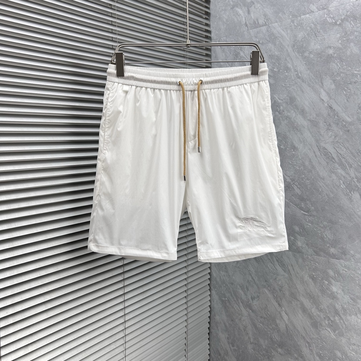 NO:474222,Babao’’’ 2025 summer new men’s casual shorts, high-end custom fabric breathable fabric, extremely breathable elastic and comfortable, impeccable details, top-level auxiliary materials, original logo design concept, delicate and soft feel!  The upper body style is excellent!  Size M-XXXL, burberry, shorts, alexander wang19860909巴宝‘’2025夏季新款男士休闲短裤,高级定制面料透气面料 透气弹力舒适度极高,细节无可挑剔,顶级辅料配备,原版logo设计理念,手感细腻柔软！上身版型超赞！尺码M-XXXL,,burberry,shorts,alexander wang,Men's clothing