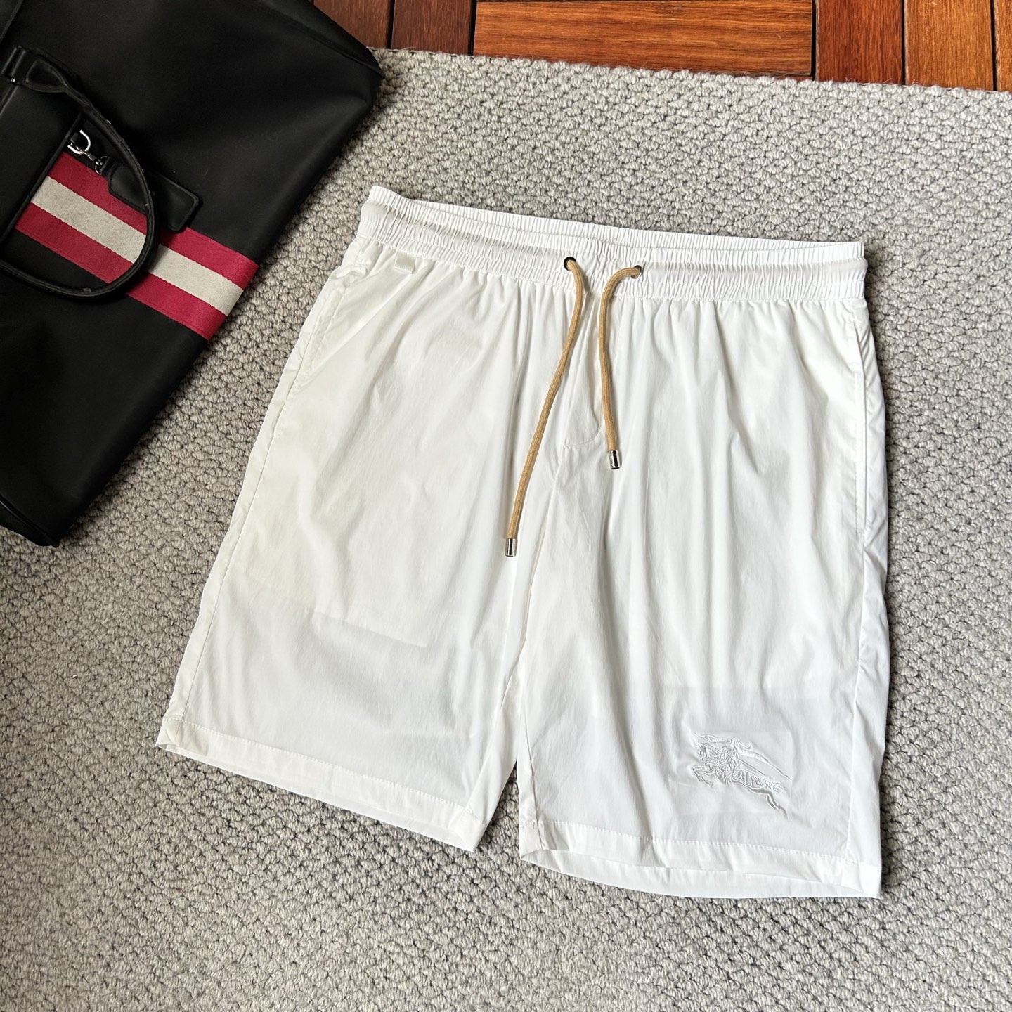 NO:431342,Burberry's new summer 2025 men's casual shorts, high-end custom fabric breathable fabric, extremely breathable, elastic and comfortable, impeccable details, top-level auxiliary materials, original logo design concept, delicate and soft feel!  The upper body style is excellent!  Size M-XXXL, burberry, shorts, alexander wang19860909巴宝莉 2025夏季新款男士休闲短裤,高级定制面料透气面料 透气弹力舒适度极高,细节无可挑剔,顶级辅料配备,原版logo设计理念,手感细腻柔软！上身版型超赞！尺码M-XXXL,,burberry,shorts,alexander wang,Men's clothing