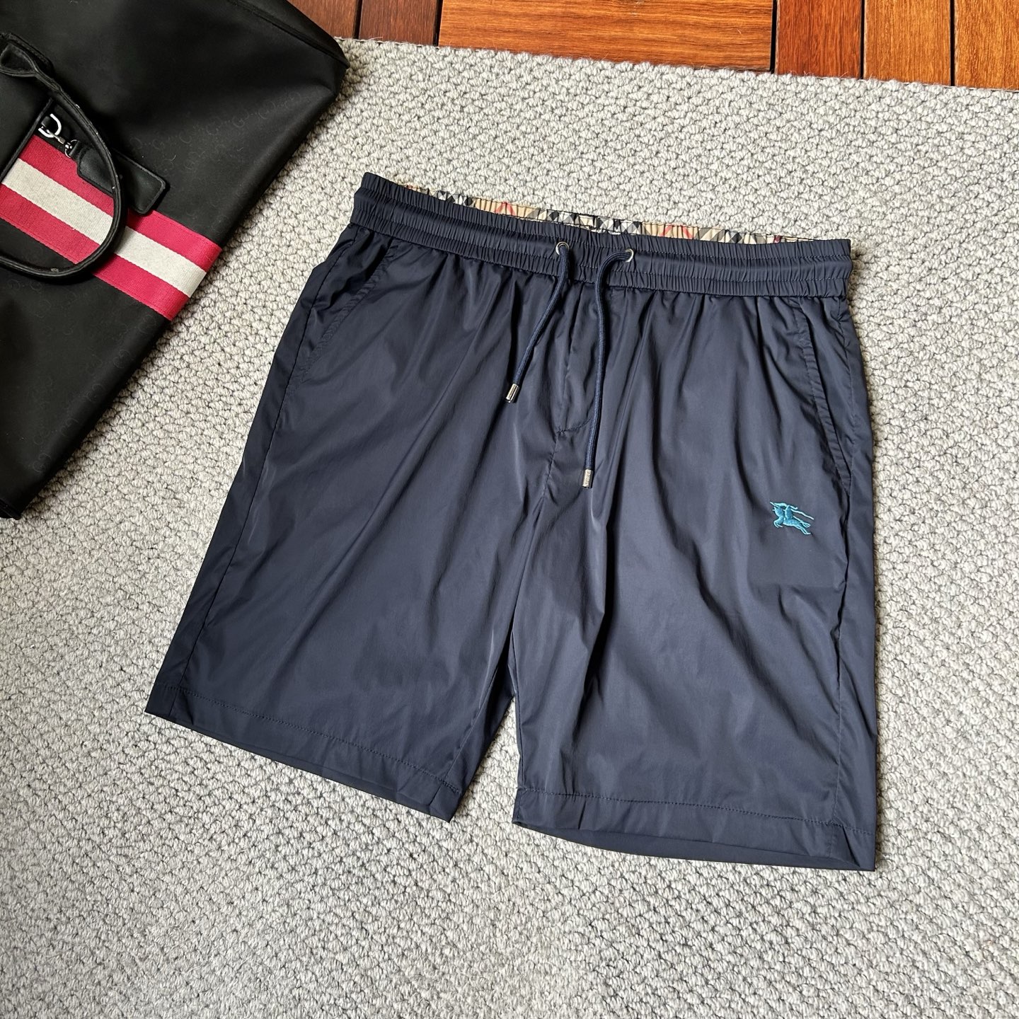 NO:431350,Burberry's new summer 2025 men's casual shorts, high-end custom fabric breathable fabric, extremely breathable, elastic and comfortable, impeccable details, top-level auxiliary materials, original logo design concept, delicate and soft feel!  The upper body style is excellent!  Size M-XXXL, burberry, shorts, alexander wang19860909巴宝莉 2025夏季新款男士休闲短裤,高级定制面料透气面料 透气弹力舒适度极高,细节无可挑剔,顶级辅料配备,原版logo设计理念,手感细腻柔软！上身版型超赞！尺码M-XXXL,,burberry,shorts,alexander wang,Men's clothing