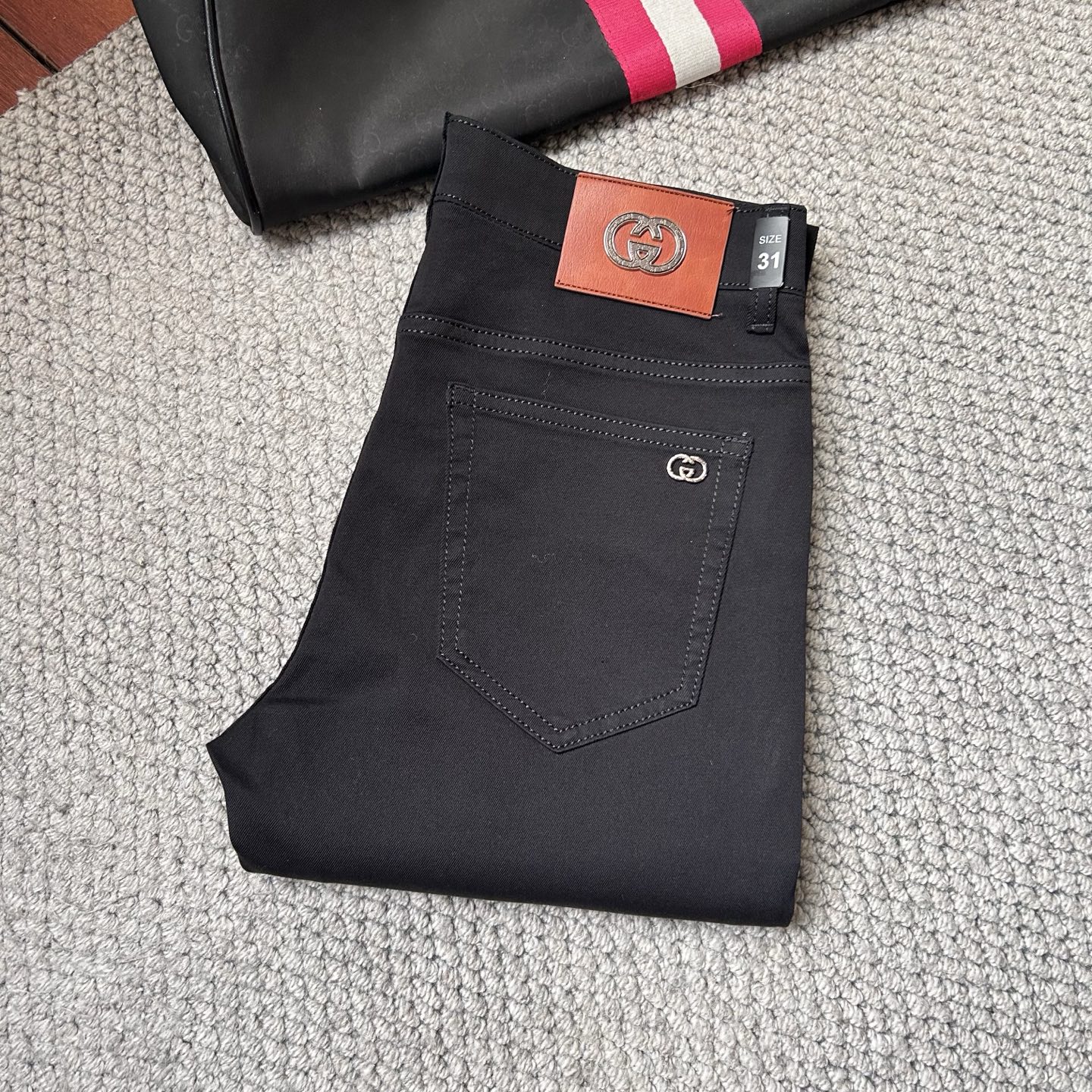 NO:431355,Guqi's new spring and summer 2025 is available, with high-quality hot jeans super customized style, G.com's classic logo, slim and elastic, comfortable and skin-friendly on the upper body, excellent style, impeccable details!  Simple European style, light luxury high-end,!  29-38, jeans,alexander wang19860909古奇 2025春夏新款上市,高品质爆款牛仔裤超级定制款,G网同款经典LOGO,修身带弹力,上身舒适亲肤,版型超赞细节做工无可挑剔！简欧风格,轻奢高档,！码数29-38,,jeans,alexander wang,Men's clothing