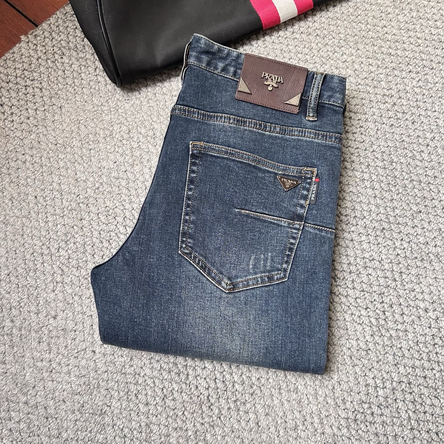 NO:431360,Prada's new spring and summer 2025 is available, with high-quality hot jeans super customized style, G.com's classic LOGO, slim fit and elastic, comfortable and skin-friendly on the upper body, excellent style and impeccable details!  Simple European style, light luxury high-end,!  29-38, prada, jeans, alexander wang19860909普拉达 2025春夏新款上市,高品质爆款牛仔裤超级定制款,G网同款经典LOGO,修身带弹力,上身舒适亲肤,版型超赞细节做工无可挑剔！简欧风格,轻奢高档,！码数29-38,,prada,jeans,alexander wang,Men's clothing