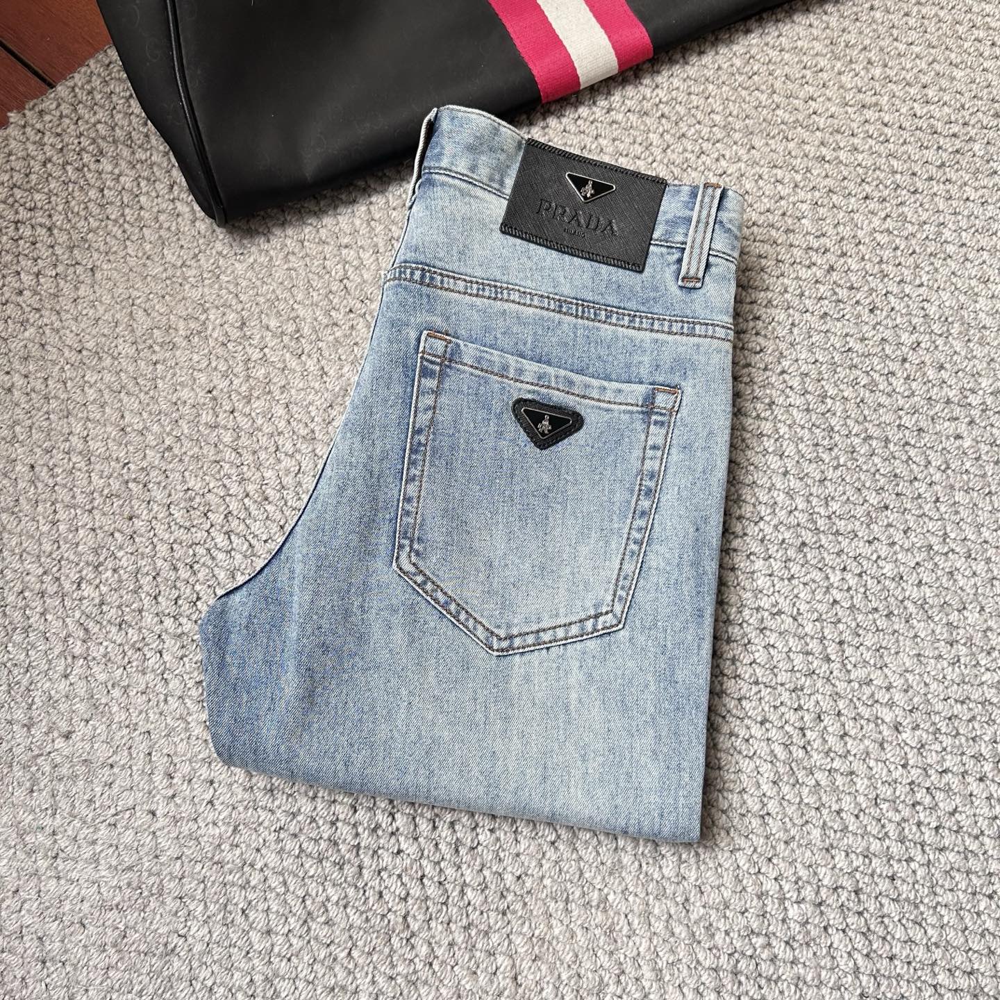 NO:431347,Prada's new spring and summer 2025 is available, with high-quality hot jeans super customized style, G.com's classic LOGO, slim fit and elastic, comfortable and skin-friendly on the upper body, excellent style and impeccable details!  Simple European style, light luxury high-end,!  29-38, prada, jeans, alexander wang19860909普拉达 2025春夏新款上市,高品质爆款牛仔裤超级定制款,G网同款经典LOGO,修身带弹力,上身舒适亲肤,版型超赞细节做工无可挑剔！简欧风格,轻奢高档,！码数29-38,,prada,jeans,alexander wang,Men's clothing