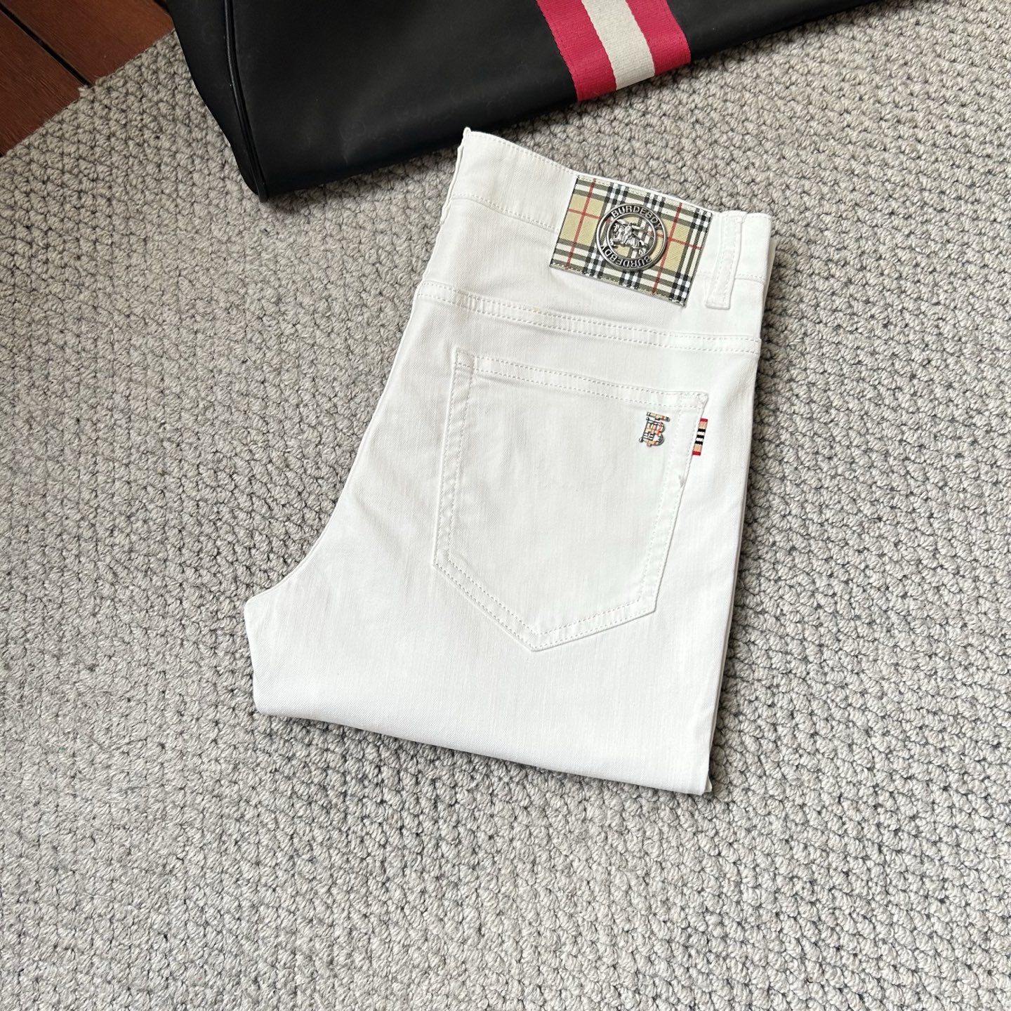 NO:431367,The new spring and summer 2025 model of Babao is available, with high-quality hot jeans super customized style, G.com's classic logo, slim and elastic, comfortable and skin-friendly on the upper body, excellent style, impeccable details!  Simple European style, light luxury high-end,!  Count 29-38, burberry, jeans, alexander wang19860909巴宝‘’2025春夏新款上市,高品质爆款牛仔裤超级定制款,G网同款经典LOGO,修身带弹力,上身舒适亲肤,版型超赞细节做工无可挑剔！简欧风格,轻奢高档,！码数29-38,,burberry,jeans,alexander wang,Men's clothing