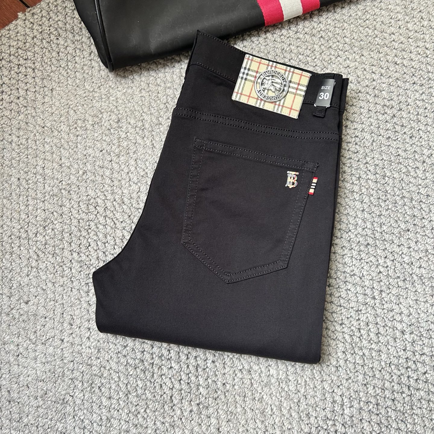 NO:431378,The new spring and summer 2025 model of Babao is available, with high-quality hot jeans super customized style, G.com's classic logo, slim and elastic, comfortable and skin-friendly on the upper body, excellent style, impeccable details!  Simple European style, light luxury high-end,!  Count 29-38, burberry, jeans, alexander wang19860909巴宝‘’2025春夏新款上市,高品质爆款牛仔裤超级定制款,G网同款经典LOGO,修身带弹力,上身舒适亲肤,版型超赞细节做工无可挑剔！简欧风格,轻奢高档,！码数29-38,,burberry,jeans,alexander wang,Men's clothing