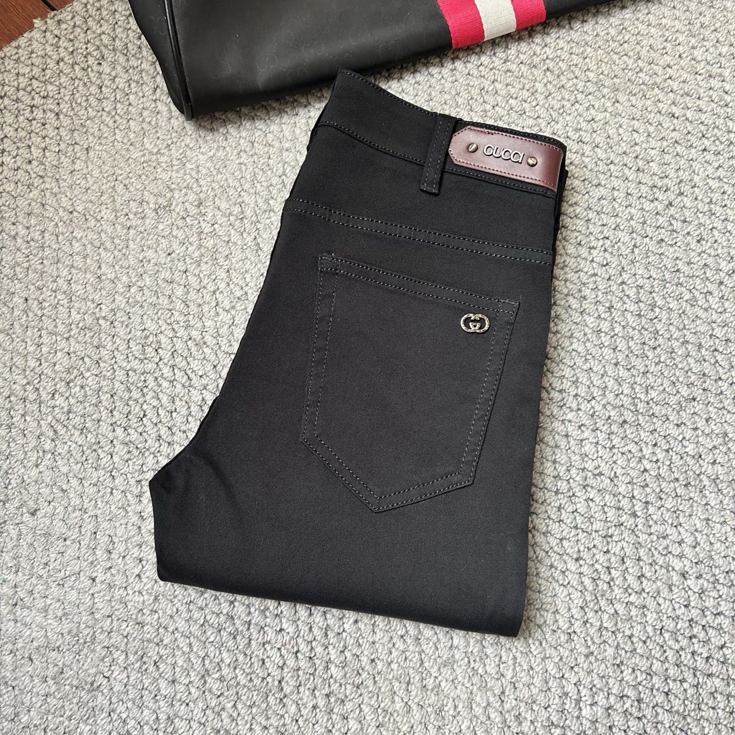 NO:431384,Guqi's new spring and summer 2025 is available, with high-quality hot jeans super customized style, G.com's classic logo, slim and elastic, comfortable and skin-friendly on the upper body, excellent style, impeccable details!  Simple European style, light luxury high-end,!  29-38, jeans,alexander wang19860909古奇 2025春夏新款上市,高品质爆款牛仔裤超级定制款,G网同款经典LOGO,修身带弹力,上身舒适亲肤,版型超赞细节做工无可挑剔！简欧风格,轻奢高档,！码数29-38,,jeans,alexander wang,Men's clothing