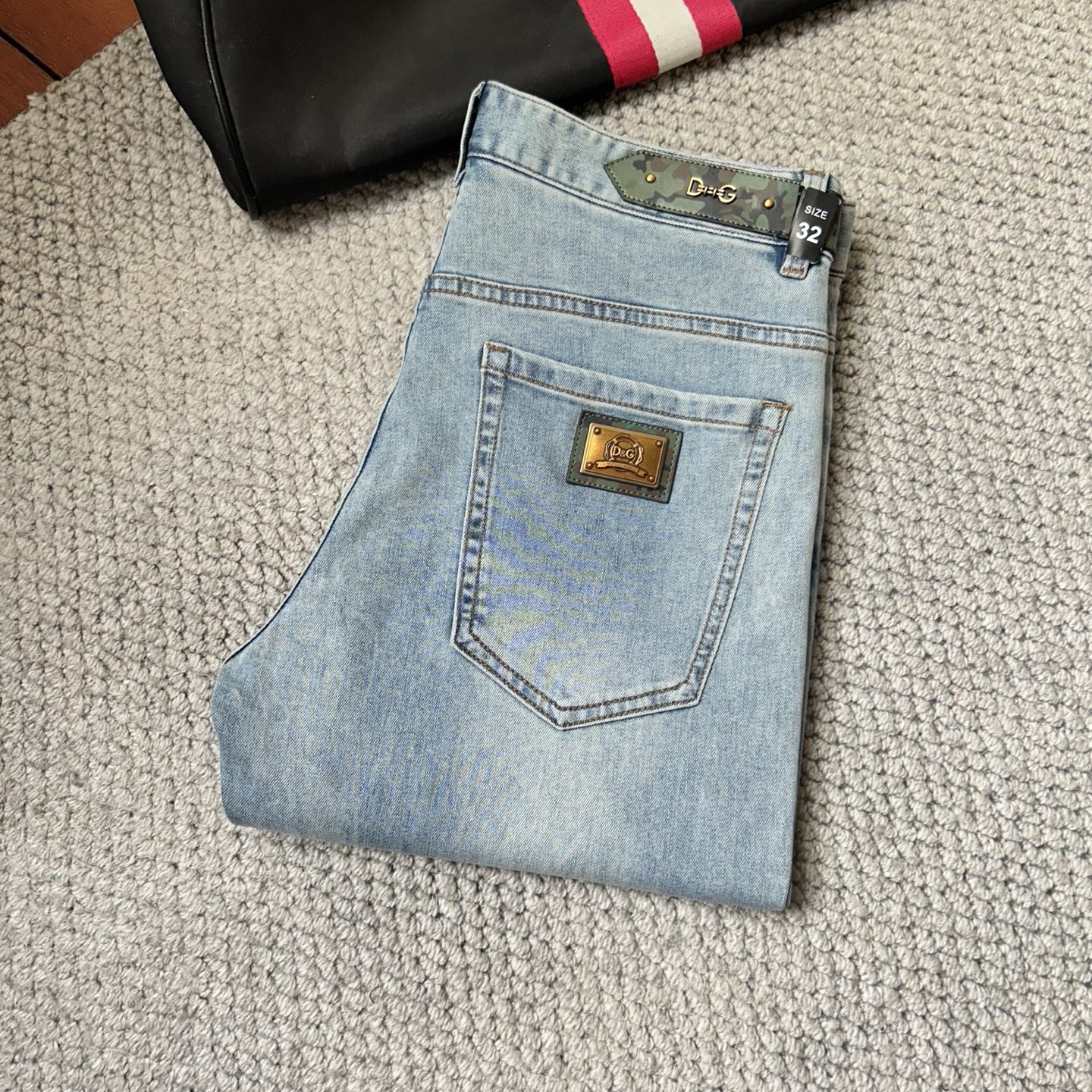 NO:431396,DG 2025 spring and summer new model is available, with high-quality hot jeans super customized model, G.com's classic logo, slim and elastic, comfortable and skin-friendly on the upper body, excellent style, impeccable details!  Simple European style, light luxury high-end,!  29-38, jeans,alexander wang19860909DG 2025春夏新款上市,高品质爆款牛仔裤超级定制款,G网同款经典LOGO,修身带弹力,上身舒适亲肤,版型超赞细节做工无可挑剔！简欧风格,轻奢高档,！码数29-38,,jeans,alexander wang,Men's clothing