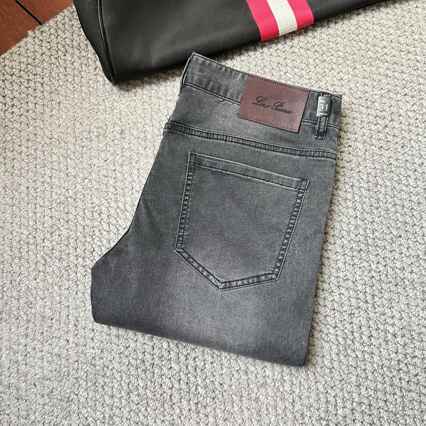 NO:431390,Nuoyou Pianya is available for the new spring and summer 2025, with high-quality hot jeans super customized style, G.com's classic LOGO, slim and elastic, comfortable and skin-friendly on the upper body, excellent style, impeccable details!  Simple European style, light luxury high-end,!  29-38, jeans,alexander wang19860909诺悠翩雅 2025春夏新款上市,高品质爆款牛仔裤超级定制款,G网同款经典LOGO,修身带弹力,上身舒适亲肤,版型超赞细节做工无可挑剔！简欧风格,轻奢高档,！码数29-38,,jeans,alexander wang,Men's clothing