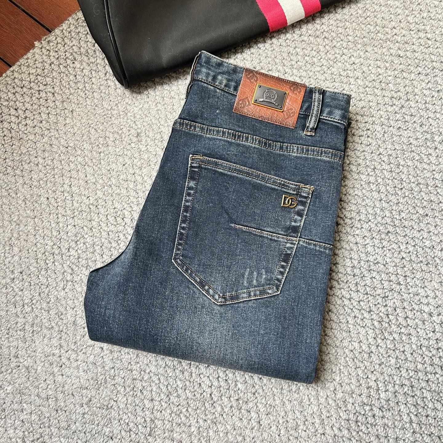 NO:431343,DG 2025 spring and summer new model is available, with high-quality hot jeans super customized model, G.com's classic logo, slim and elastic, comfortable and skin-friendly on the upper body, excellent style, impeccable details!  Simple European style, light luxury high-end,!  29-38, jeans,alexander wang19860909DG 2025春夏新款上市,高品质爆款牛仔裤超级定制款,G网同款经典LOGO,修身带弹力,上身舒适亲肤,版型超赞细节做工无可挑剔！简欧风格,轻奢高档,！码数29-38,,jeans,alexander wang,Men's clothing