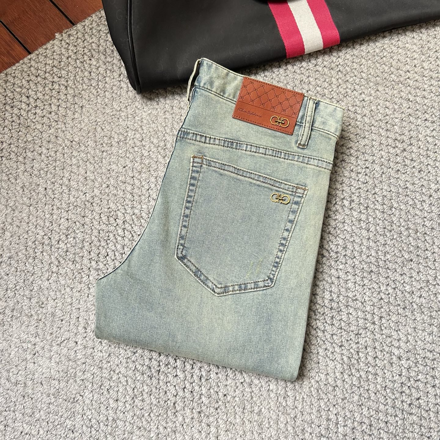 NO:431340,Ferragamo 2025 spring and summer new model is available, high-quality hot jeans super customized, G.com's classic logo, slim and elastic, comfortable and skin-friendly on the upper body, excellent style, impeccable details!  Simple European style, light luxury high-end,!  29-38, ferragamo, jeans, alexander wang19860909菲拉格慕 2025春夏新款上市,高品质爆款牛仔裤超级定制款,G网同款经典LOGO,修身带弹力,上身舒适亲肤,版型超赞细节做工无可挑剔！简欧风格,轻奢高档,！码数29-38,,ferragamo,jeans,alexander wang,Men's clothing