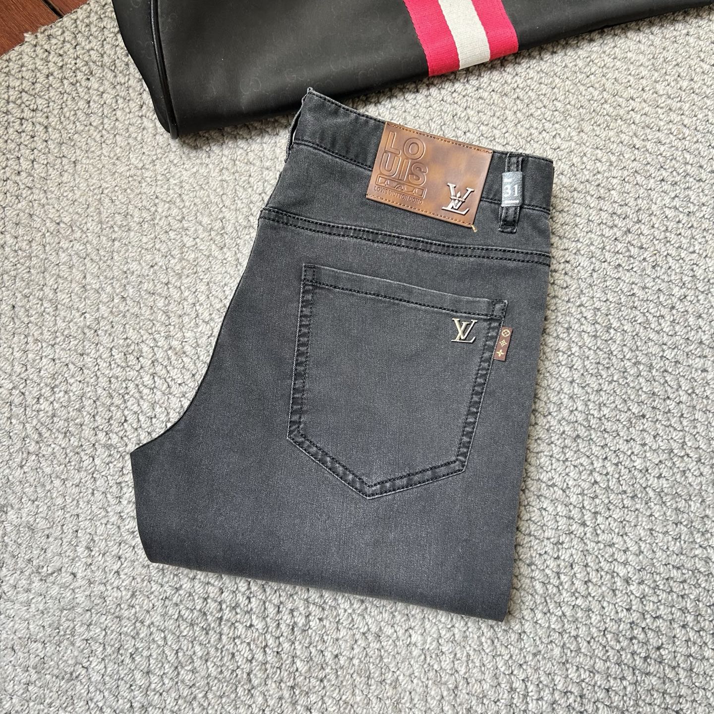 NO:431336,The new LV 2025 spring and summer model is available, with high-quality hot jeans super customized style, G.com's classic logo, slim and elastic, comfortable and skin-friendly on the upper body, excellent style, impeccable details!  Simple European style, light luxury high-end,!  Count 29-38, louis vuitton, jeans, alexander wang19860909LV 2025春夏新款上市,高品质爆款牛仔裤超级定制款,G网同款经典LOGO,修身带弹力,上身舒适亲肤,版型超赞细节做工无可挑剔！简欧风格,轻奢高档,！码数29-38,,louis vuitton,jeans,alexander wang,Men's clothing