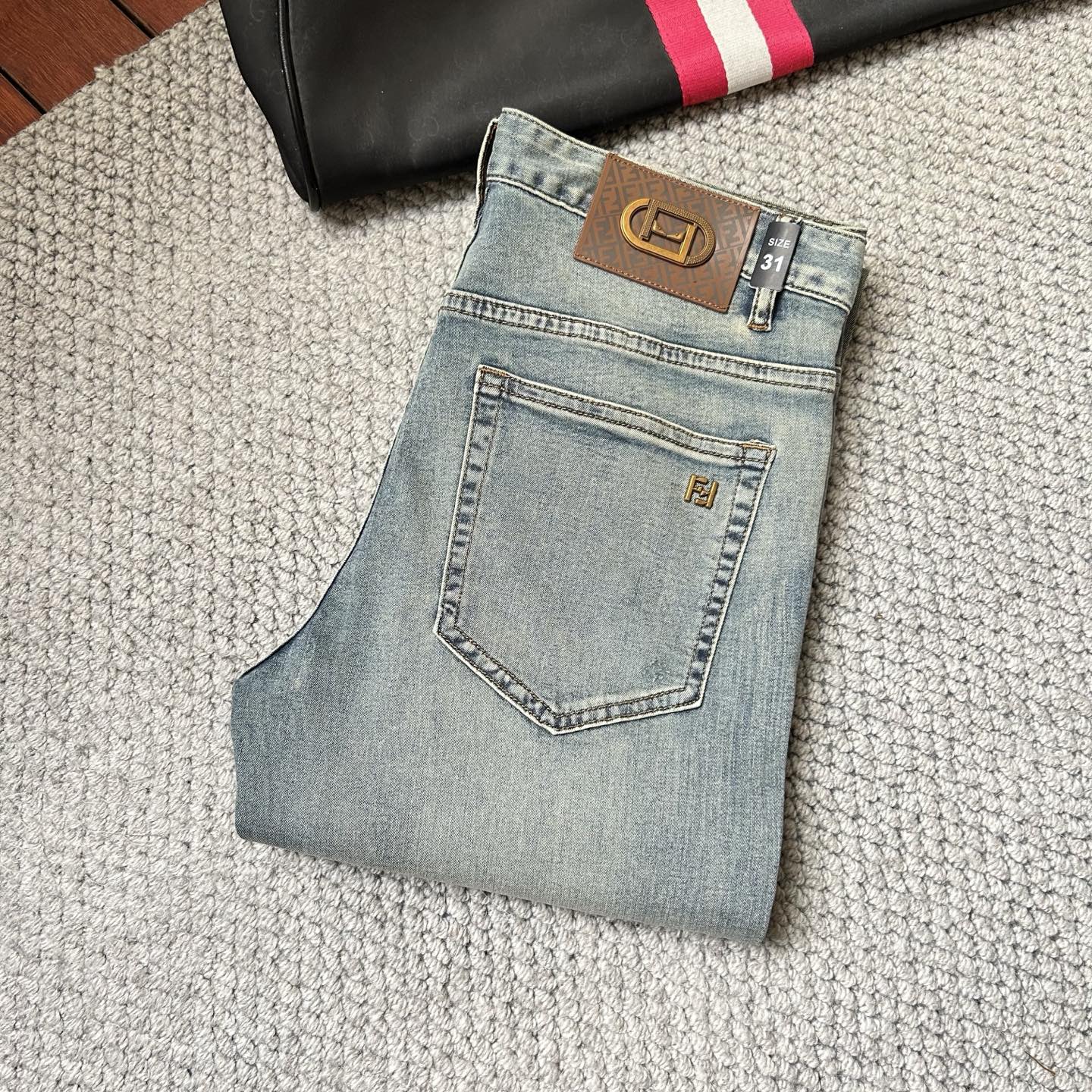 NO:431332,Fendi’’’ 2025 spring and summer new model is available, with high-quality hot jeans super customized style, G.com’s classic logo, slim and elastic, comfortable and skin-friendly on the upper body, excellent style, impeccable details!  Simple European style, light luxury high-end,!  Number of codes 29-38, fendi, jeans, alexander wang19860909芬迪‘’2025春夏新款上市,高品质爆款牛仔裤超级定制款,G网同款经典LOGO,修身带弹力,上身舒适亲肤,版型超赞细节做工无可挑剔！简欧风格,轻奢高档,！码数29-38,,fendi,jeans,alexander wang,Men's clothing