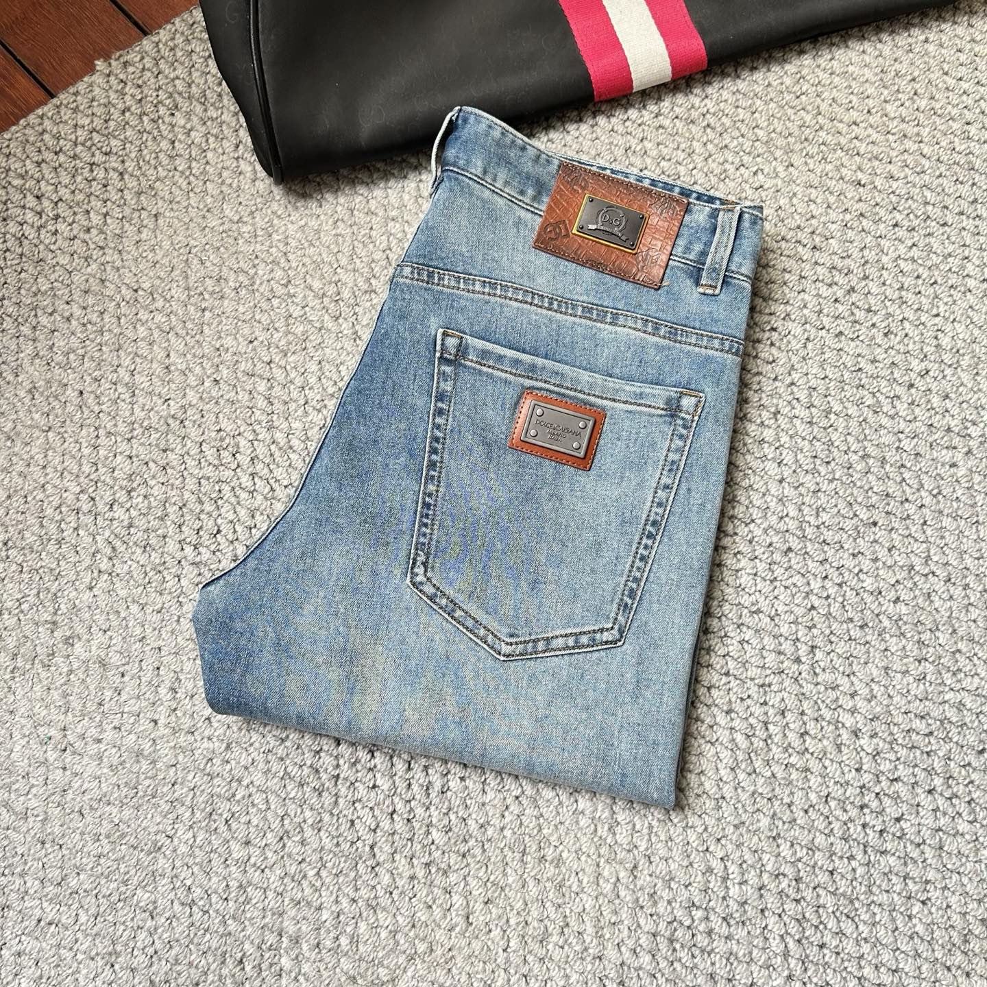 NO:431328,DG 2025 spring and summer new model is available, with high-quality hot jeans super customized model, G.com's classic logo, slim and elastic, comfortable and skin-friendly on the upper body, excellent style, impeccable details!  Simple European style, light luxury high-end,!  29-38, jeans,alexander wang19860909DG 2025春夏新款上市,高品质爆款牛仔裤超级定制款,G网同款经典LOGO,修身带弹力,上身舒适亲肤,版型超赞细节做工无可挑剔！简欧风格,轻奢高档,！码数29-38,,jeans,alexander wang,Men's clothing