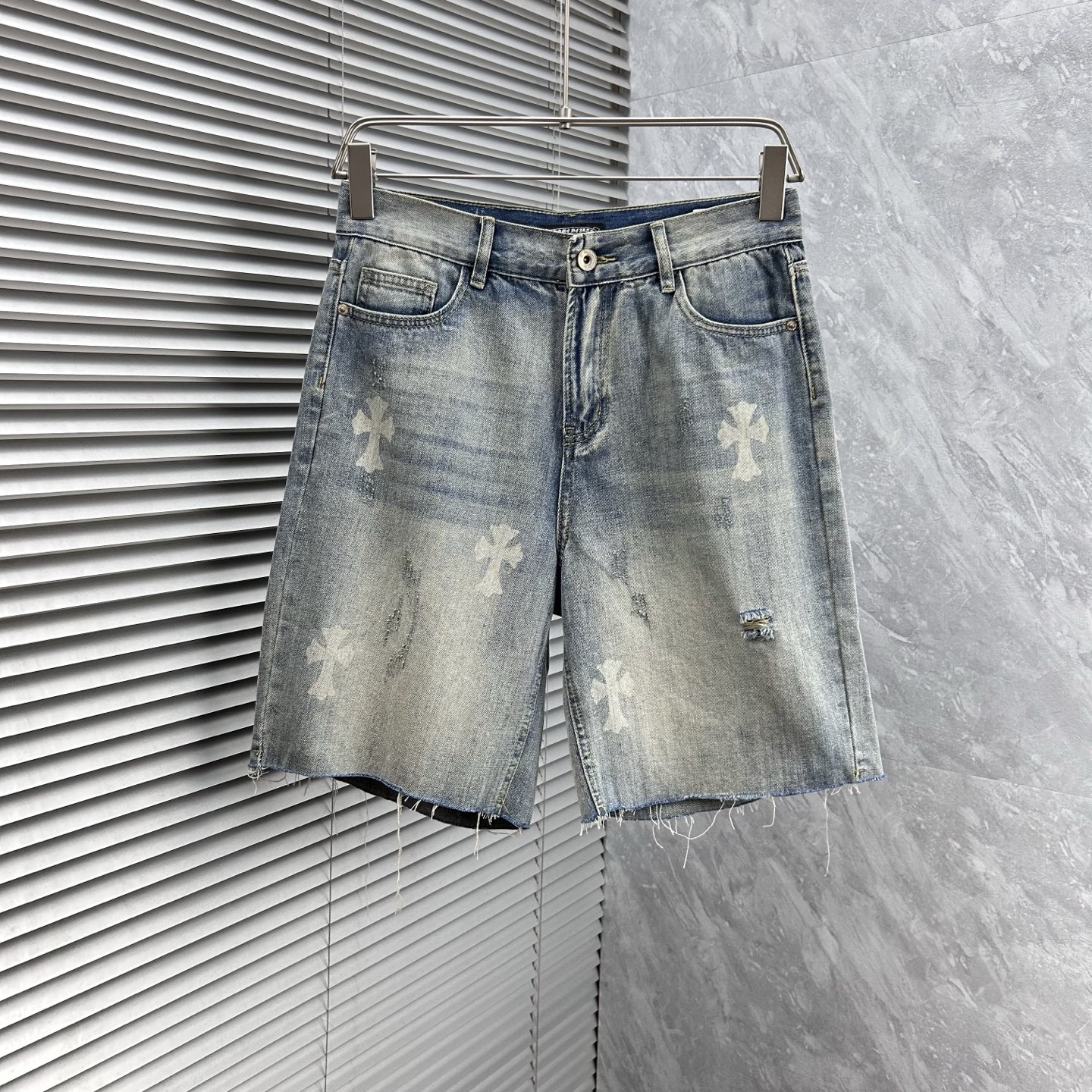 NO:431389,Crow’s 25S new trendy men’s fashionable casual denim shorts, high-end European version original single, trendy and fashionable casual, breathable and comfortable, impeccable details, brand element design concept, reflecting high quality. It presents casual cut, and the upper body style is superb!  Number of codes 29-38, Chrome hearts, shorts, alexander wang19860909克罗’ 25S新款潮男时尚休闲牛仔短裤,高端欧版原单,潮流时尚休闲 透气舒适度高,细节无可挑剔,品牌元素设计理念,体现高品质.呈现休闲裁剪,上身版型超赞！ 码数29-38,,chrome hearts,shorts,alexander wang,Men's clothing