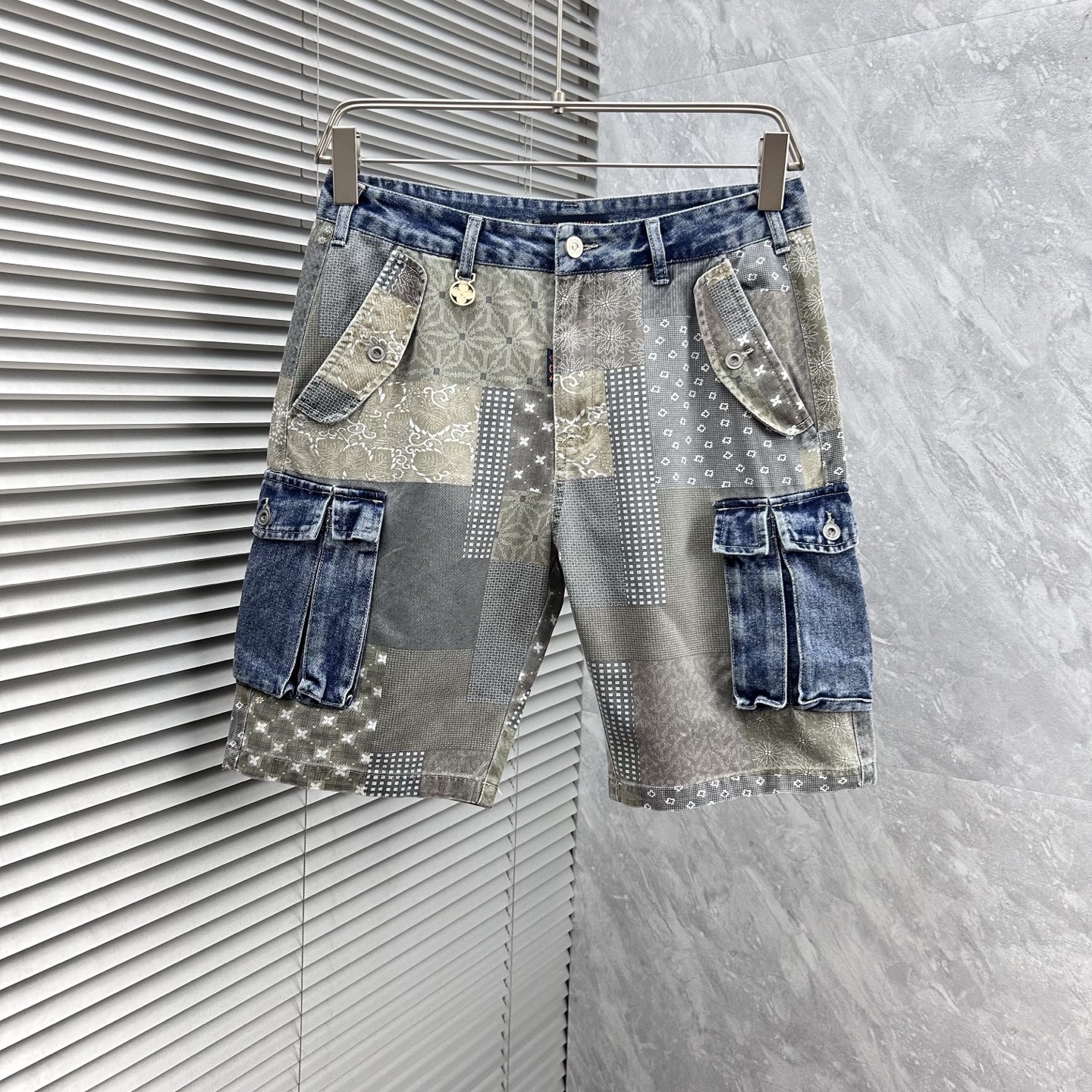 NO:431395,L’ 25S new trendy men’s fashionable casual denim shorts, high-end European version original single, trendy and fashionable casual, breathable and comfortable, impeccable details, brand element design concept, reflecting high quality. It presents casual cut, and the upper body style is superb!  Number of codes 29-38, shorts, alexander wang19860909L’ 25S新款潮男时尚休闲牛仔短裤,高端欧版原单,潮流时尚休闲 透气舒适度高,细节无可挑剔,品牌元素设计理念,体现高品质.呈现休闲裁剪,上身版型超赞！ 码数29-38,,shorts,alexander wang,Men's clothing