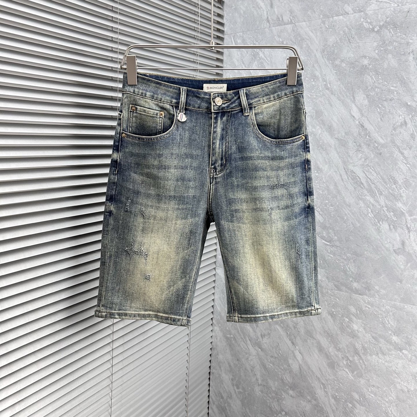 NO:431404,Meng’ 25S new trendy men’s fashionable casual denim shorts, high-end European version original single, trendy and fashionable casual, breathable and comfortable, impeccable details, brand element design concept, reflecting high quality. It presents casual cut, and the upper body style is superb!  Number of codes 29-38, shorts, alexander wang19860909蒙’ 25S新款潮男时尚休闲牛仔短裤,高端欧版原单,潮流时尚休闲 透气舒适度高,细节无可挑剔,品牌元素设计理念,体现高品质.呈现休闲裁剪,上身版型超赞！ 码数29-38,,shorts,alexander wang,Men's clothing