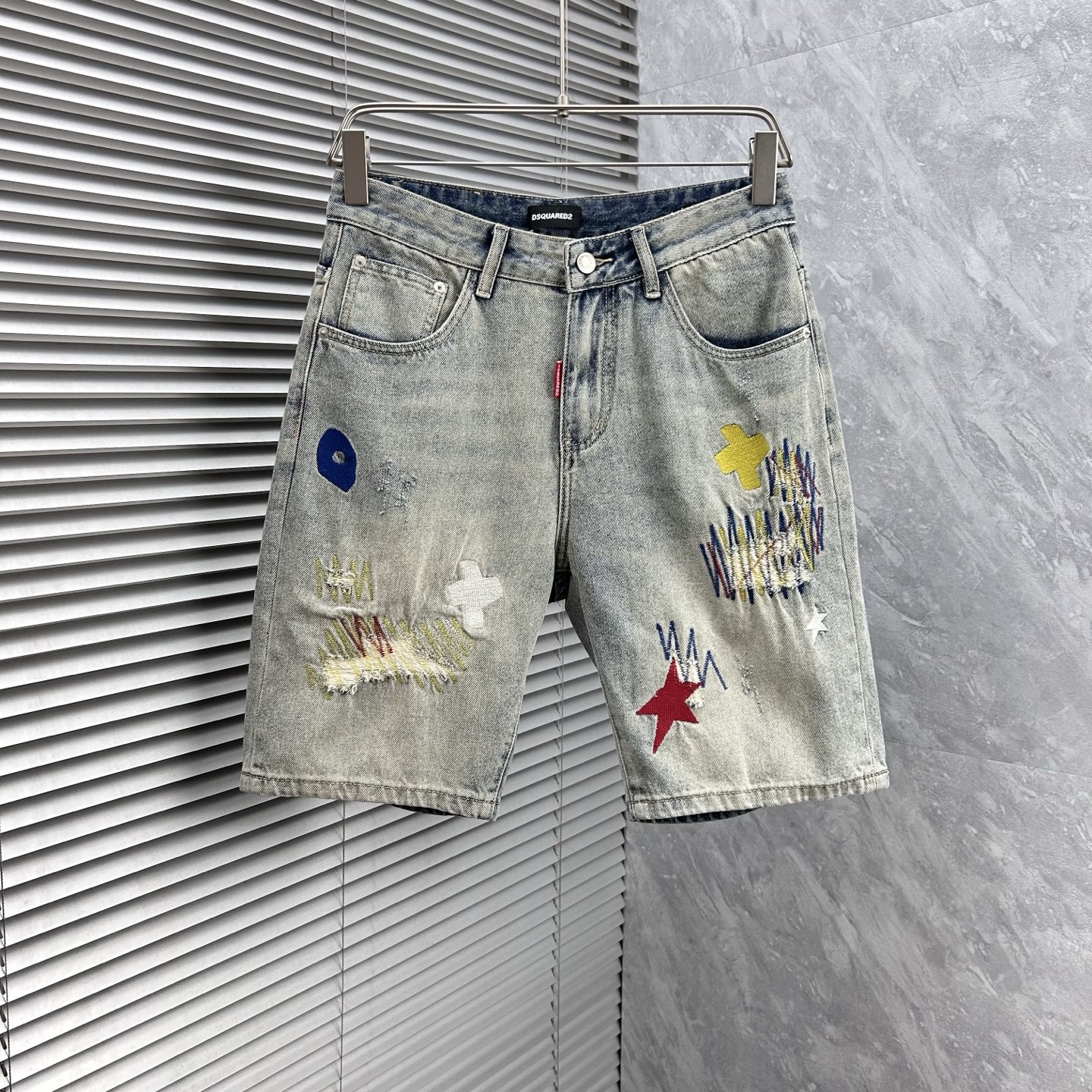 NO:431409,D2’ 25S new trendy men’s fashionable casual denim shorts, high-end European version original single, trendy and fashionable casual, breathable and comfortable, impeccable details, brand element design concept, reflecting high quality. It presents casual cut, and the upper body style is superb!  Number of codes 29-38, shorts, alexander wang19860909D2’ 25S新款潮男时尚休闲牛仔短裤,高端欧版原单,潮流时尚休闲 透气舒适度高,细节无可挑剔,品牌元素设计理念,体现高品质.呈现休闲裁剪,上身版型超赞！ 码数29-38,,shorts,alexander wang,Men's clothing