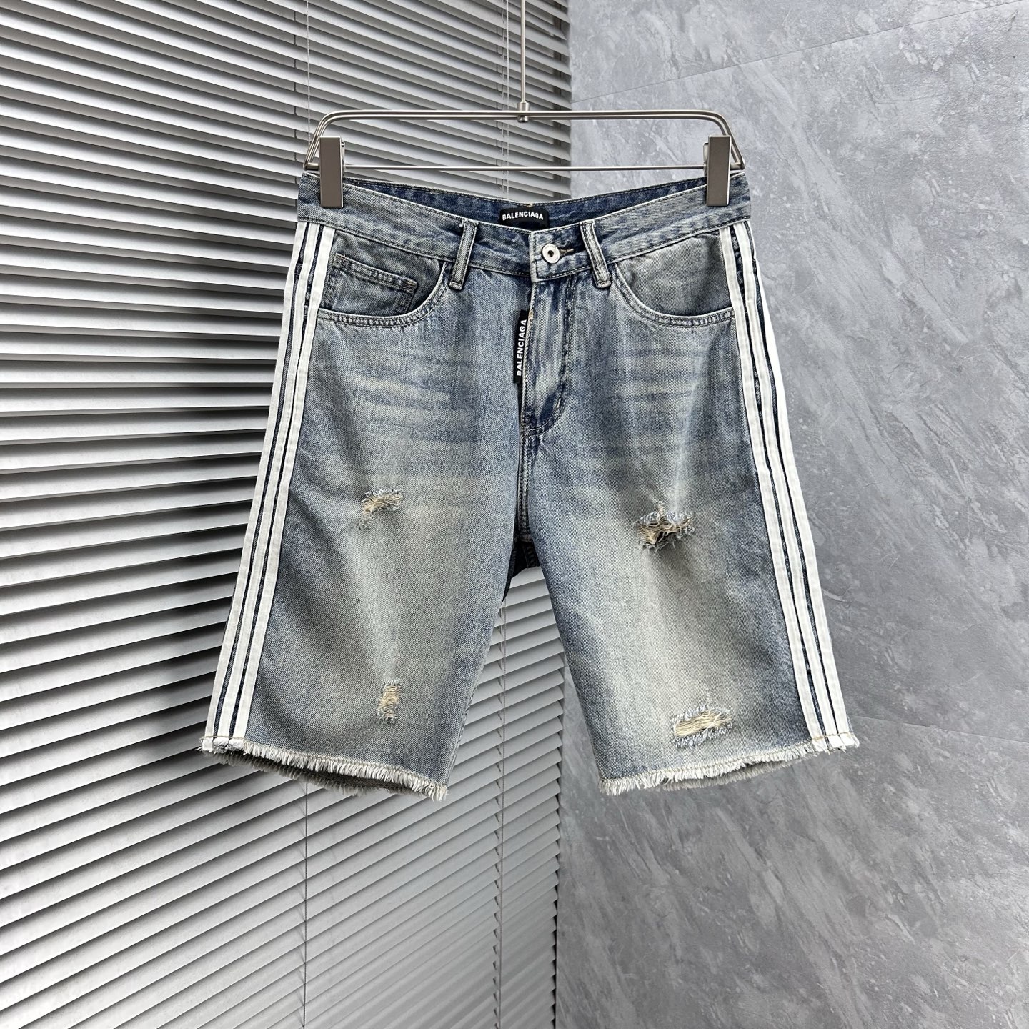 NO:431414,Paris’ 25S new trendy men’s fashionable casual denim shorts, high-end European version original single, trendy and fashionable casual, breathable and comfortable, impeccable details, brand element design concept, reflecting high quality. It presents casual cut, and the upper body style is superb!  Number of codes 29-38, shorts, alexander wang19860909巴黎’ 25S新款潮男时尚休闲牛仔短裤,高端欧版原单,潮流时尚休闲 透气舒适度高,细节无可挑剔,品牌元素设计理念,体现高品质.呈现休闲裁剪,上身版型超赞！ 码数29-38,,shorts,alexander wang,Men's clothing