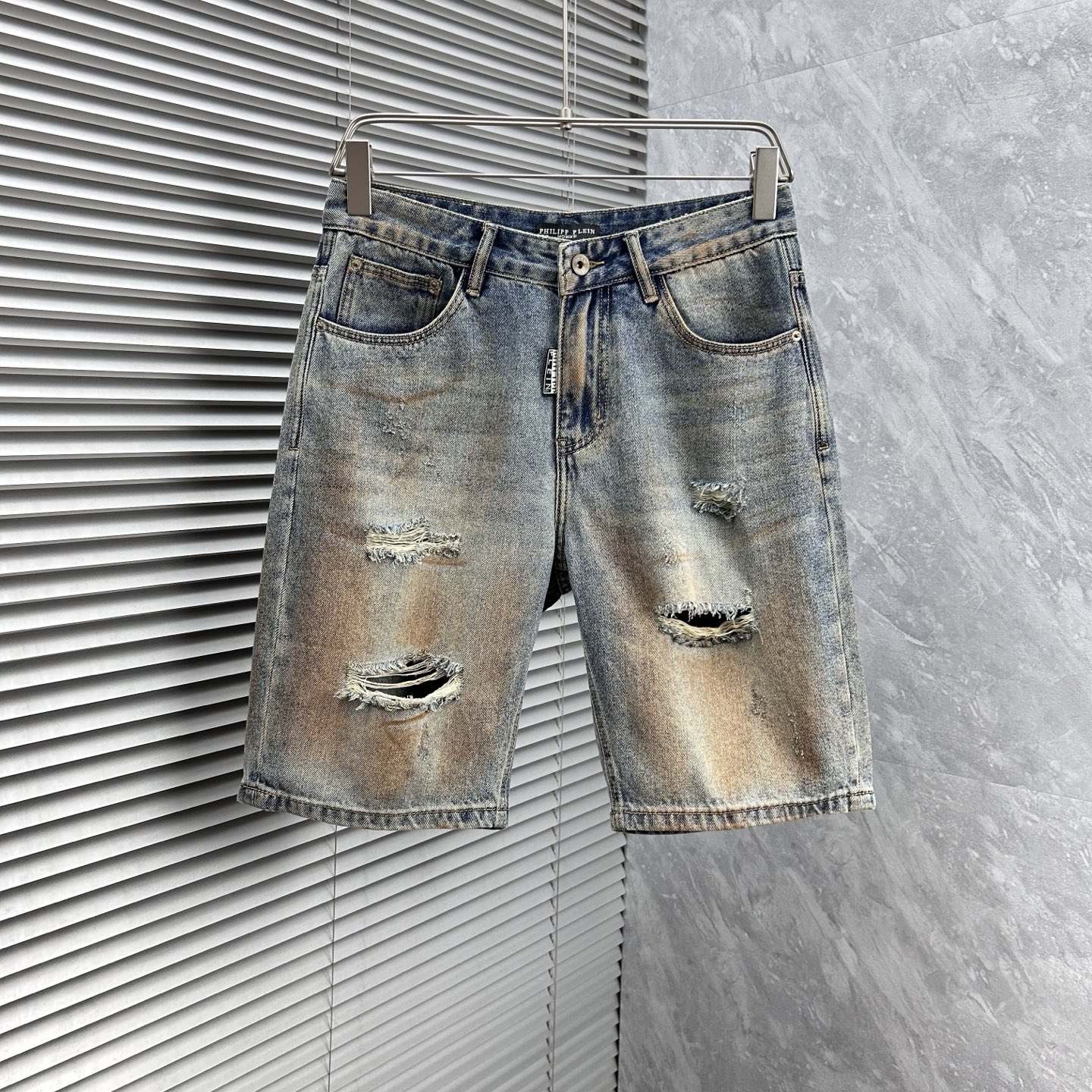 NO:431419,pp’ 25S new trendy men’s fashionable casual denim shorts, high-end European version original single, trendy and fashionable casual, breathable and comfortable, impeccable details, brand element design concept, reflecting high quality. It presents casual cut, and the upper body style is superb!  Number of codes 29-38, shorts, alexander wang19860909pp’ 25S新款潮男时尚休闲牛仔短裤,高端欧版原单,潮流时尚休闲 透气舒适度高,细节无可挑剔,品牌元素设计理念,体现高品质.呈现休闲裁剪,上身版型超赞！ 码数29-38,,shorts,alexander wang,Men's clothing