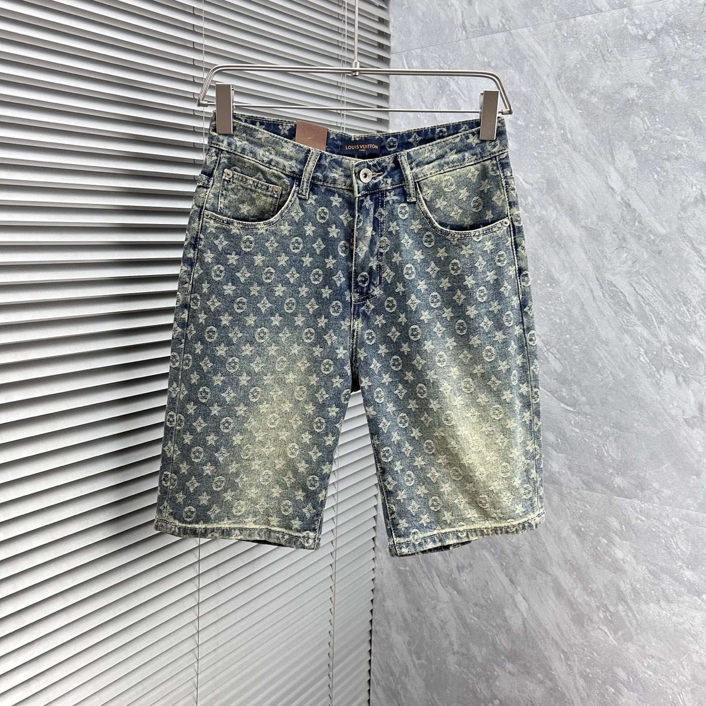 NO:431424,L’ 25S new trendy men’s fashionable casual denim shorts, high-end European version original single, trendy and fashionable casual, breathable and comfortable, impeccable details, brand element design concept, reflecting high quality. It presents casual cut, and the upper body style is superb!  Number of codes 29-38, shorts, alexander wang19860909L’ 25S新款潮男时尚休闲牛仔短裤,高端欧版原单,潮流时尚休闲 透气舒适度高,细节无可挑剔,品牌元素设计理念,体现高品质.呈现休闲裁剪,上身版型超赞！ 码数29-38,,shorts,alexander wang,Men's clothing