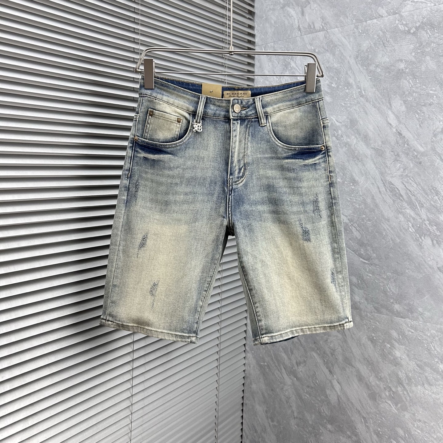 NO:431426,Babao’s 25S new trendy men’s fashionable casual denim shorts, high-end European version original single, trendy and fashionable casual, breathable and comfortable, impeccable details, brand element design concept, reflecting high quality. It presents casual cut, and the upper body style is superb!  Count 29-38, burberry, shorts, alexander wang19860909巴宝’ 25S新款潮男时尚休闲牛仔短裤,高端欧版原单,潮流时尚休闲 透气舒适度高,细节无可挑剔,品牌元素设计理念,体现高品质.呈现休闲裁剪,上身版型超赞！ 码数29-38,,burberry,shorts,alexander wang,Men's clothing