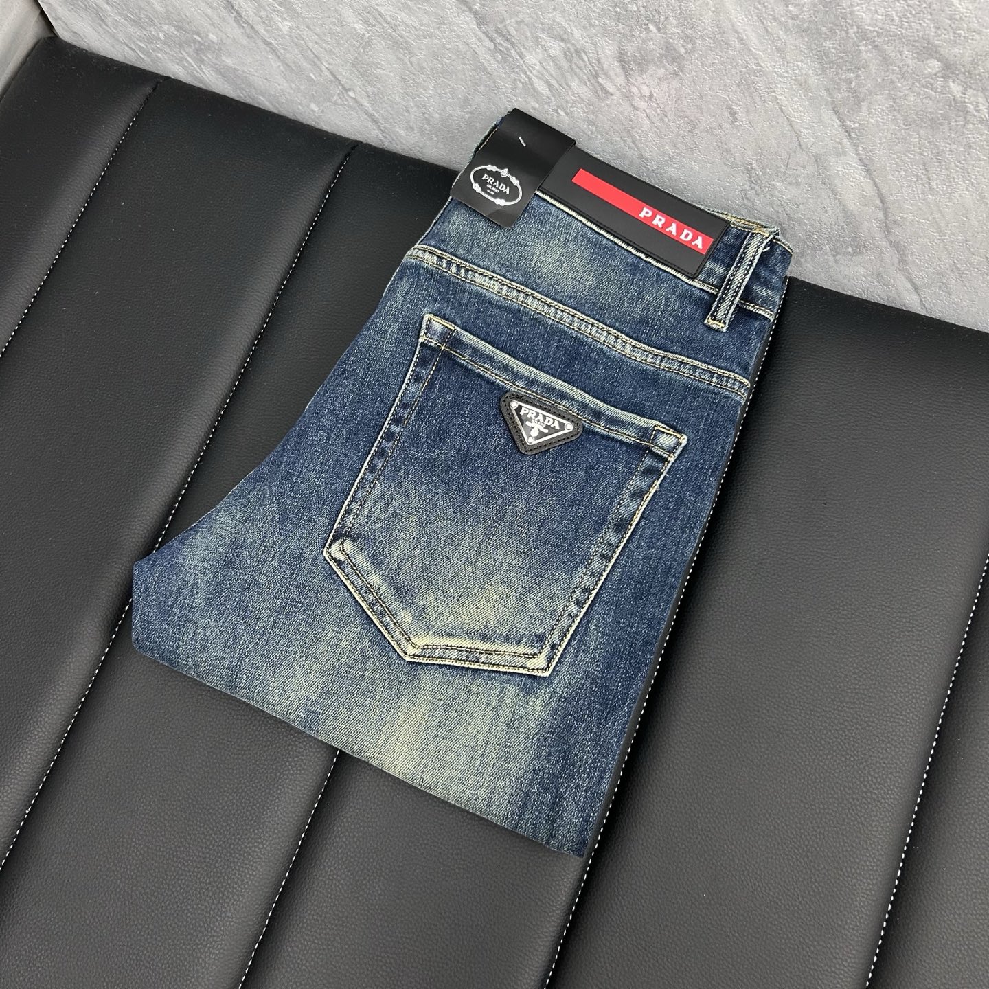 NO:431442,Pula’’’’ 2025 early spring new model is available in stock, the original single hot jeans are super customized, super heavy industry craftsmanship, and the style is super excellent and the details are impeccable!  The style is not picky, it is very high-end, and the good products are not waiting for everyone. Take a look at it and start quickly. Size 29-38, prada, jeans, alexander wang19860909普拉‘’2025早春新款现货上市,原单爆款牛仔裤超级定制款,超级重工工艺,版型超赞细节做工无可挑剔！款式不挑人,特别高档,好货不等人,看中赶紧下手,尺码29-38,,prada,jeans,alexander wang,Men's clothing