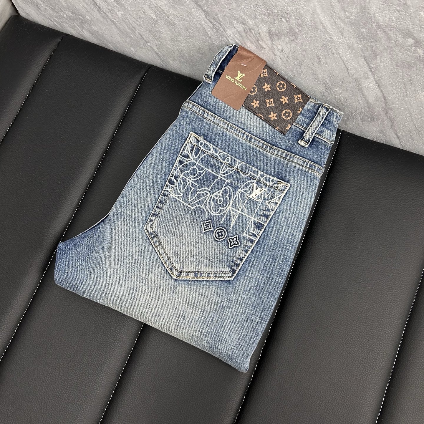 NO:431449,LV’’’ 2025 early spring new model is available in stock, original single hot jeans super customized model, super heavy industry technology, excellent style, impeccable details!  The style is not picky, it is very high-end, and the good products are not waiting for everyone. If you like it, hurry up and start, size 29-38,, louis vuitton, jeans, alexander wang19860909LV‘’2025早春新款现货上市,原单爆款牛仔裤超级定制款,超级重工工艺,版型超赞细节做工无可挑剔！款式不挑人,特别高档,好货不等人,看中赶紧下手,尺码29-38,,louis vuitton,jeans,alexander wang,Men's clothing