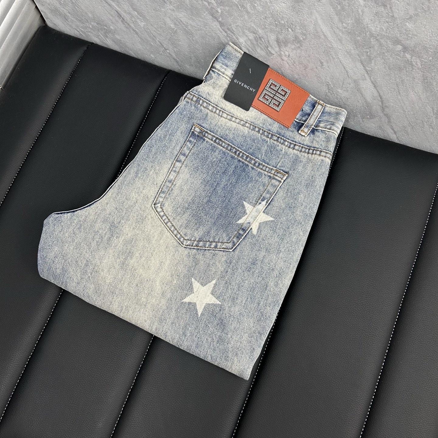 NO:431454,Givean's 2025 early spring new model is available in stock, the original single hot jeans are super customized, super heavy industry craftsmanship, and the style is super excellent and the details are impeccable!  The style is not picky, it is very high-end, and the good products are not waiting for everyone. Take a look at it and start quickly. Size 29-38, given jeans, alexander wang19860909纪梵‘’2025早春新款现货上市,原单爆款牛仔裤超级定制款,超级重工工艺,版型超赞细节做工无可挑剔！款式不挑人,特别高档,好货不等人,看中赶紧下手,尺码29-38,,givenchy,jeans,alexander wang,Men's clothing