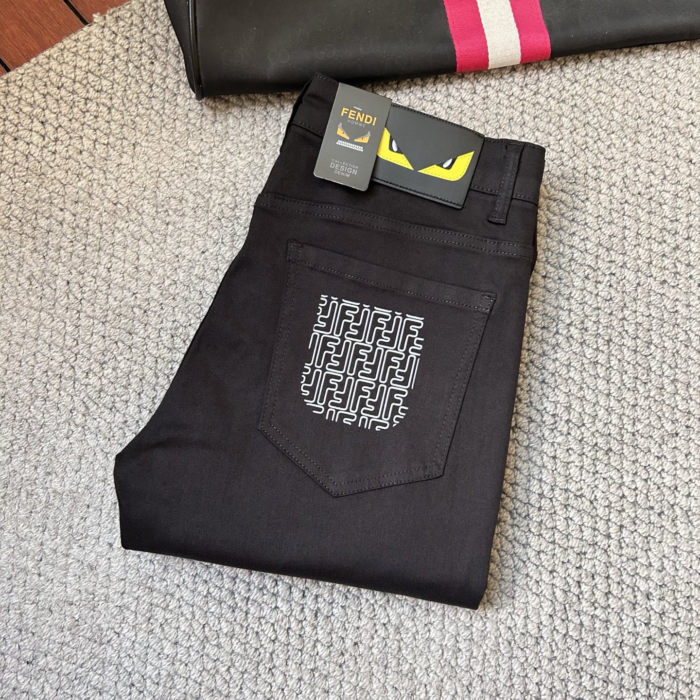 NO:438566,Fendi New Men's Jeans Fabric is elastic. Exclusively available. Official website synchronization. Fashionable and elegant. Heavy craft design. Use primary color yeast washing technology. Selected imported heavy tannin denim fabrics. With counter hardware decoration. Genuine leather brand. Exquisite car line. Big brand style. Worth owning. Number of codes 28-38, shipped the next day., fendi, jeans, alexander wang19860909芬迪 新品男士牛仔裤 面料弹性好.独家发售 官网同步 时尚优雅 重工艺设计.采用原色酵母水洗工艺 精选进口重磅丹宁牛仔面料 配专柜五金装饰 真皮皮牌 精致车线 大牌风范 值得拥有.码数28-38,隔天出货,,fendi,jeans,alexander wang,Men's clothing