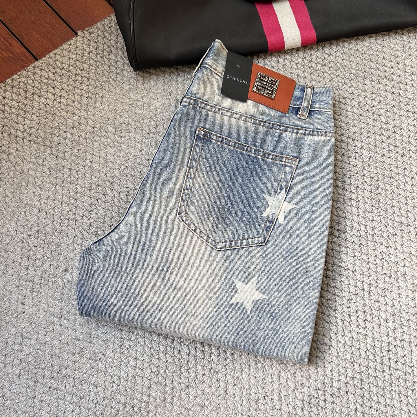 NO:438572,Given'' New Men's Jeans Fabric is elastic. Exclusively available. Official website synchronization. Fashionable and elegant. Heavy craftsmanship design. Use primary color yeast washing technology. Selected imported heavy tannin denim fabrics. With counter hardware decoration. Genuine leather brand. Exquisite car line. Big brand style. Worth owning. Number of codes 28-38, shipped the next day., givennchy, jeans, alexander wang19860909纪梵‘’ 新品男士牛仔裤 面料弹性好.独家发售 官网同步 时尚优雅 重工艺设计.采用原色酵母水洗工艺 精选进口重磅丹宁牛仔面料 配专柜五金装饰 真皮皮牌 精致车线 大牌风范 值得拥有.码数28-38,隔天出货,,givenchy,jeans,alexander wang,Men's clothing