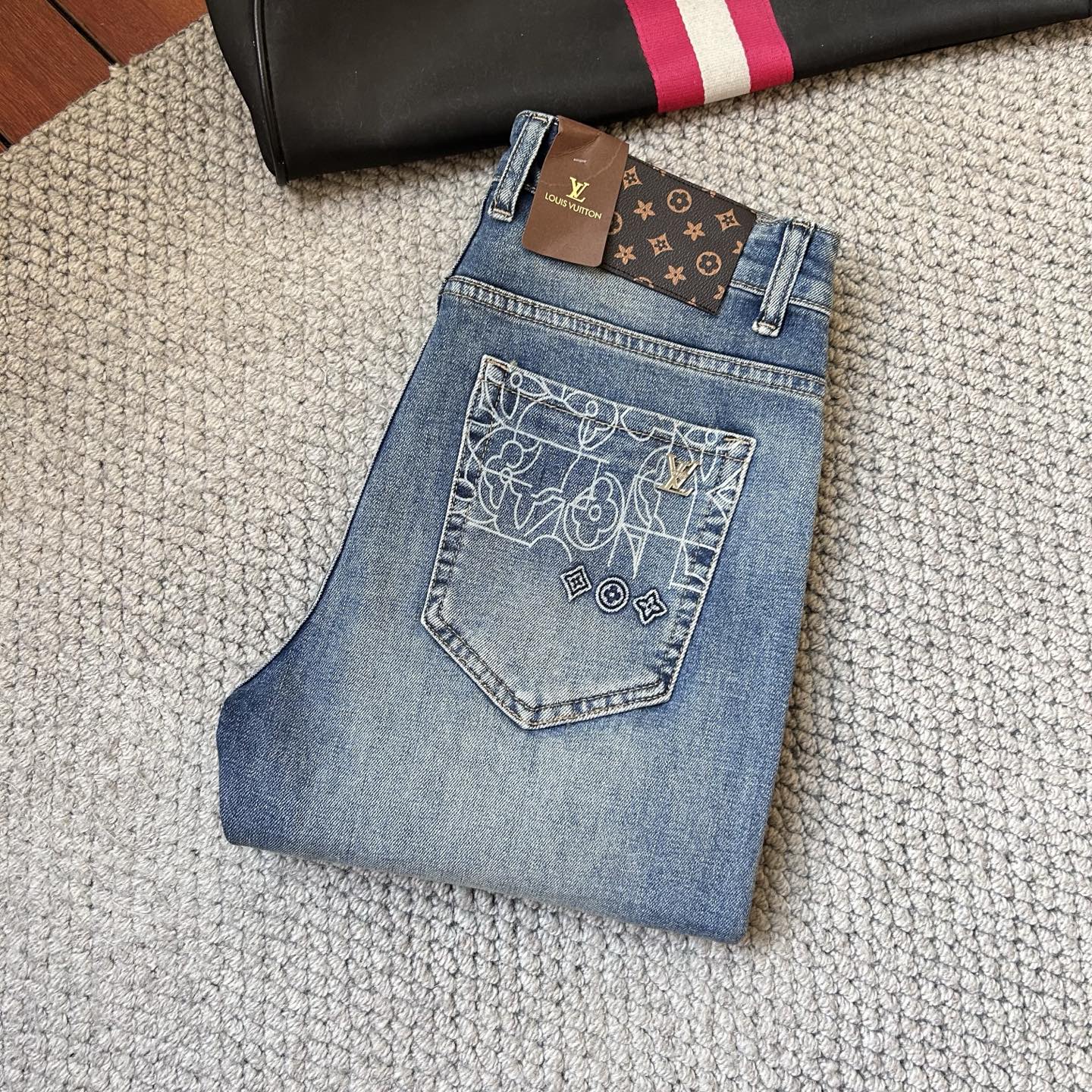 NO:438577,LV New men's jeans, fabric is elastic. Exclusively available. Official website synchronization, fashionable and elegant, heavy craft design. Use primary color yeast washing technology, selected imported heavy tannin denim fabrics, equipped with counter hardware decoration, genuine leather brand, exquisite car line, big brand style, worth owning. Number of codes 28-38, shipped the next day,,louis vuitton, jeans, alexander wang19860909LV 新品男士牛仔裤 面料弹性好.独家发售 官网同步 时尚优雅 重工艺设计.采用原色酵母水洗工艺 精选进口重磅丹宁牛仔面料 配专柜五金装饰 真皮皮牌 精致车线 大牌风范 值得拥有.码数28-38,隔天出货,,louis vuitton,jeans,alexander wang,Men's clothing