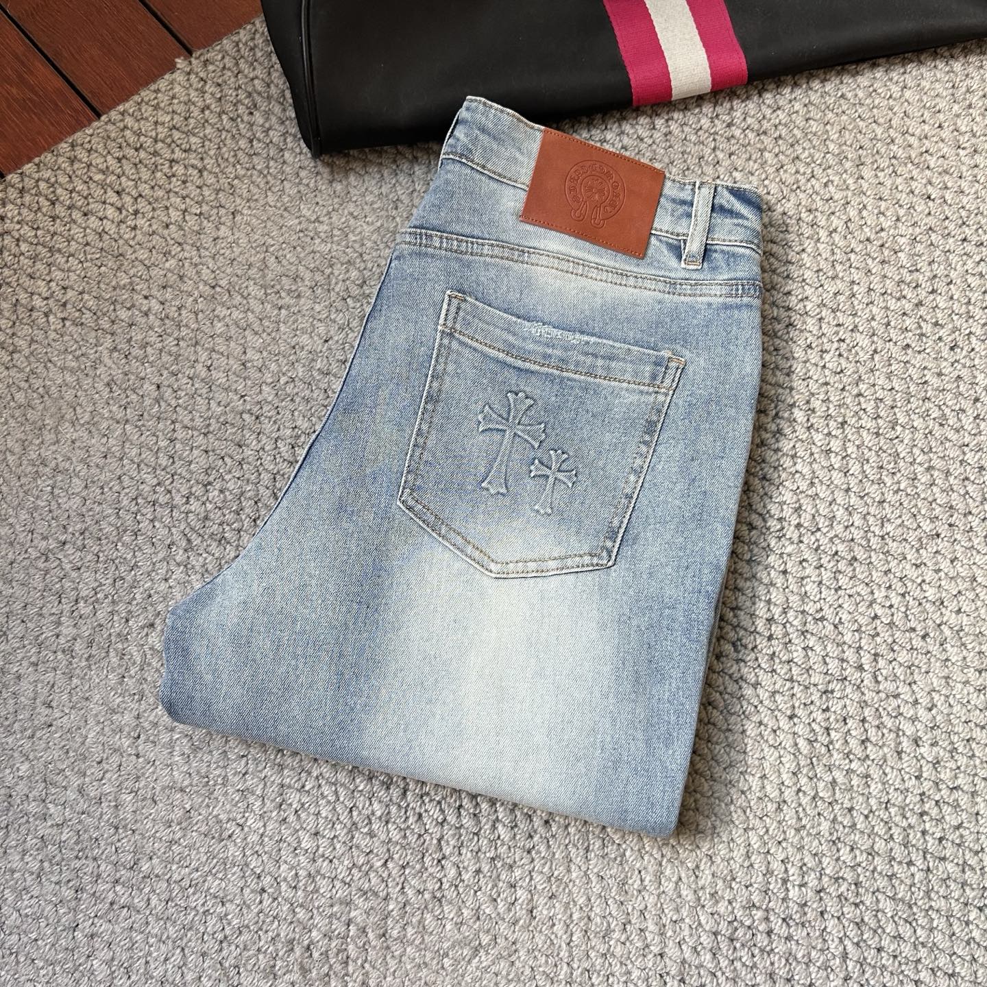 NO:438584,Crow's new men's jeans have good elasticity fabric. Exclusively released. Official website synchronized, fashionable and elegant, heavy craftsmanship design. Use primary color yeast washing technology. Selected imported heavy tannin denim fabrics with counter hardware decoration. Genuine leather brand exquisite car line. Big brand style. Worth owning. Number of codes 28-38, shipped the next day, chrome hearts, jeans, alexander wang19860909克罗‘’新品男士牛仔裤 面料弹性好.独家发售 官网同步 时尚优雅 重工艺设计.采用原色酵母水洗工艺 精选进口重磅丹宁牛仔面料 配专柜五金装饰 真皮皮牌 精致车线 大牌风范 值得拥有.码数28-38,隔天出货,,chrome hearts,jeans,alexander wang,Men's clothing