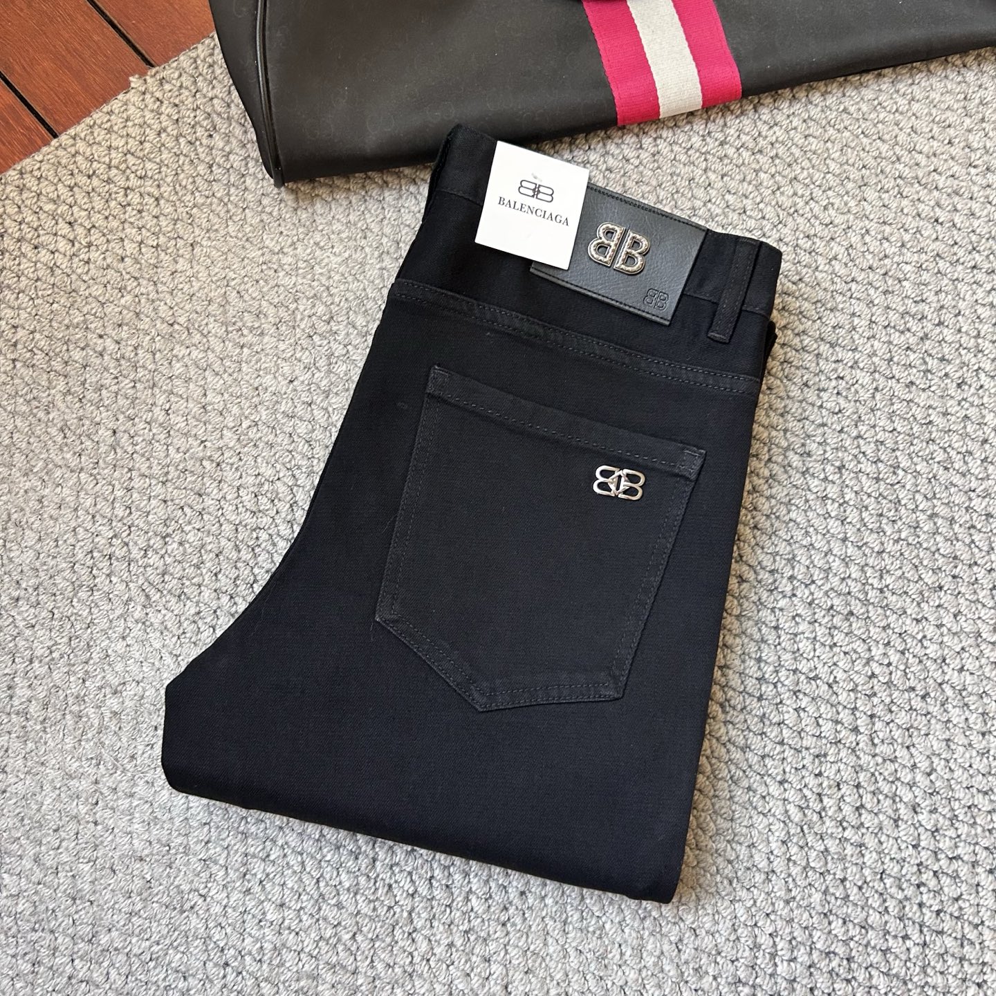 NO:438591,Paris''' new men's jeans have good elasticity fabric. Exclusively released. Official website synchronized, fashionable and elegant, heavy craftsmanship design. Use primary color yeast washing technology. Selected imported heavy tannin denim fabrics with counter hardware decoration. Genuine leather brand, exquisite car line, big brand style. Worth owning. Number of codes 28-38, shipped the next day, jeans, alexander wang19860909巴黎‘’新品男士牛仔裤 面料弹性好.独家发售 官网同步 时尚优雅 重工艺设计.采用原色酵母水洗工艺 精选进口重磅丹宁牛仔面料 配专柜五金装饰 真皮皮牌 精致车线 大牌风范 值得拥有.码数28-38,隔天出货,,jeans,alexander wang,Men's clothing