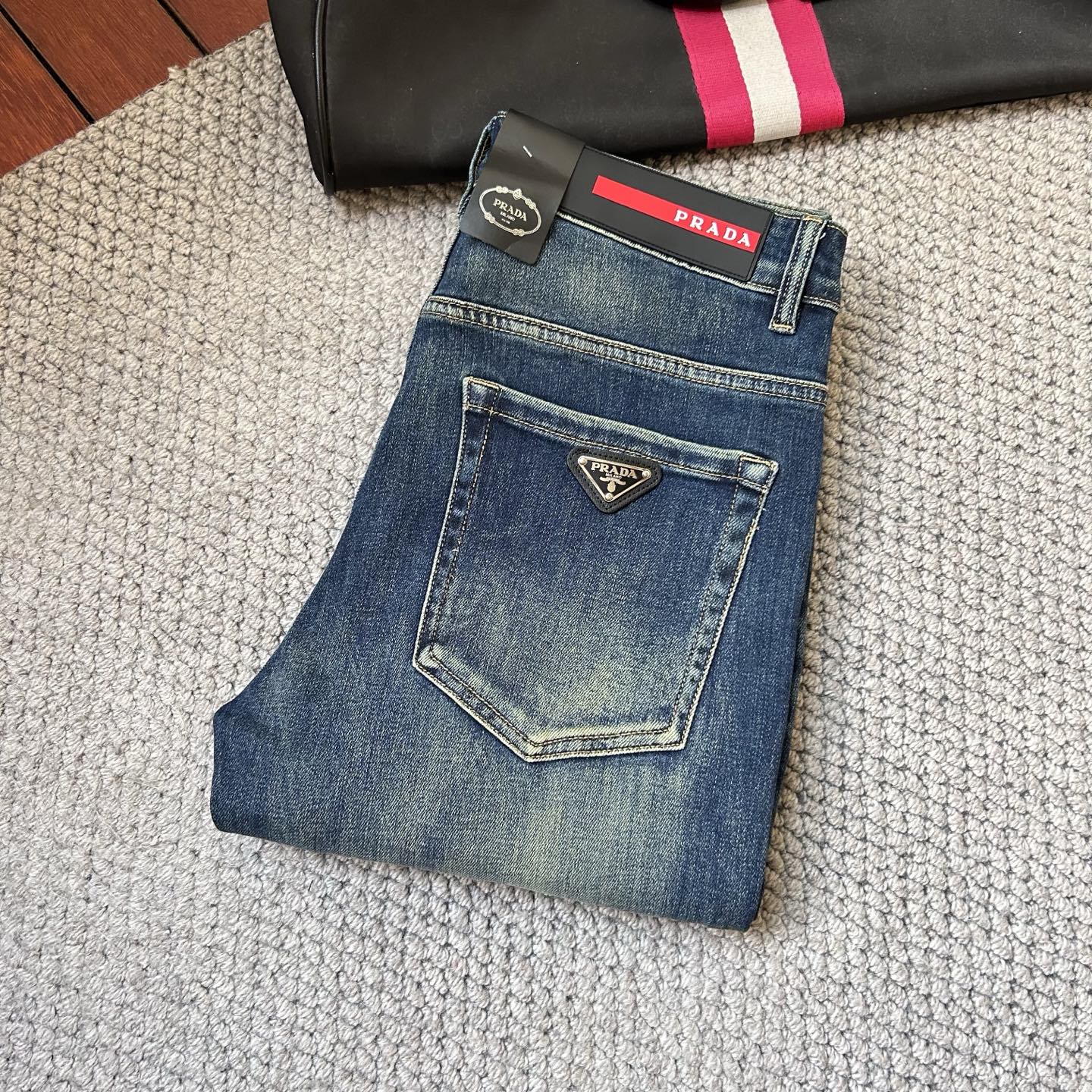 NO:438597,Pula's new men's jeans have good elasticity fabric. Exclusively released. Official website synchronized, fashionable and elegant, heavy craftsmanship design. Use primary color yeast washing technology. Selected imported heavy tannin denim fabrics with counter hardware decoration. Genuine leather brand exquisite car line. Big brand style. Worth owning. Number of codes 28-38, shipped the next day,,prada,jeans,alexander wang19860909普拉‘’新品男士牛仔裤 面料弹性好.独家发售 官网同步 时尚优雅 重工艺设计.采用原色酵母水洗工艺 精选进口重磅丹宁牛仔面料 配专柜五金装饰 真皮皮牌 精致车线 大牌风范 值得拥有.码数28-38,隔天出货,,prada,jeans,alexander wang,Men's clothing