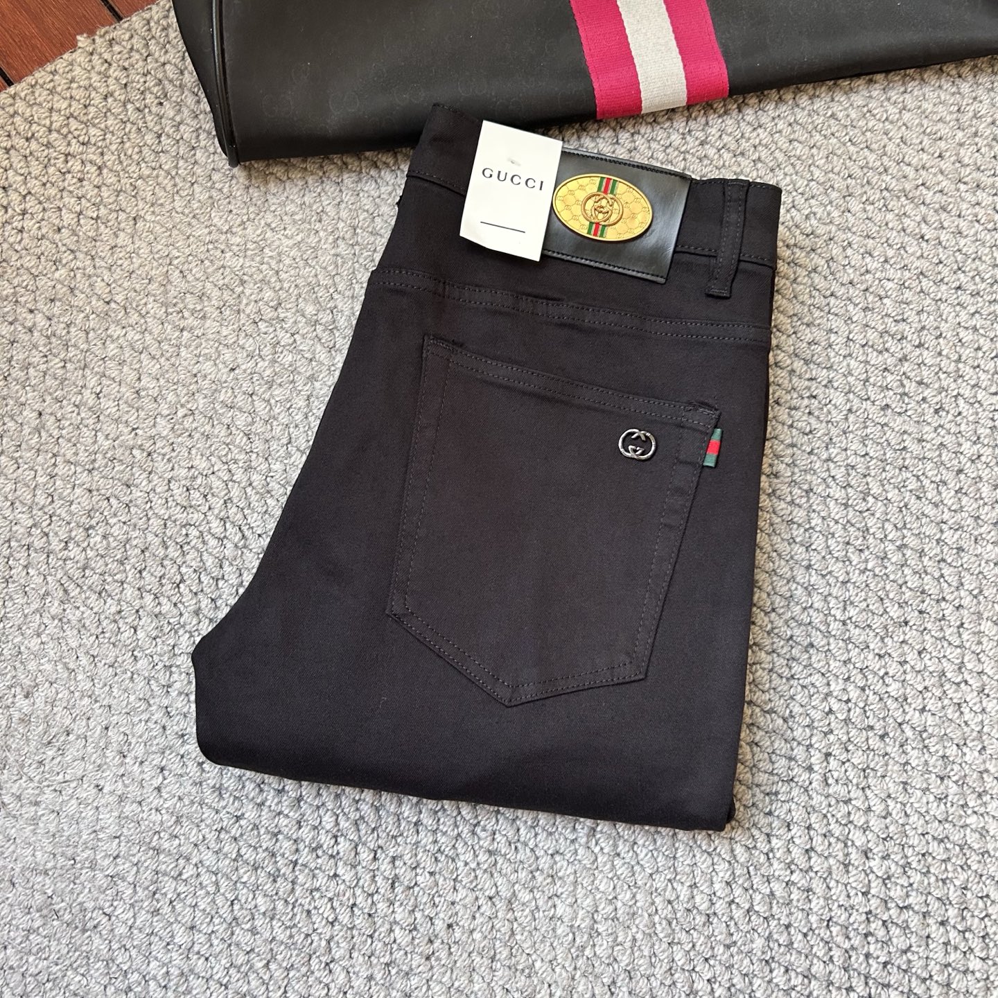 NO:438603,The new ancient men's jeans have good elasticity fabric. Exclusively released. The official website is synchronized. Fashionable and elegant. Heavy craftsmanship design. It uses the primary color yeast washing process. Selected imported heavy tannin denim fabrics. With counter hardware decoration. Genuine leather brand. Exquisite car line. Big brand style. Worth owning. Number of codes 28-38, shipped the next day., jeans, alexander wang19860909古‘’新品男士牛仔裤 面料弹性好.独家发售 官网同步 时尚优雅 重工艺设计.采用原色酵母水洗工艺 精选进口重磅丹宁牛仔面料 配专柜五金装饰 真皮皮牌 精致车线 大牌风范 值得拥有.码数28-38,隔天出货,,jeans,alexander wang,Men's clothing