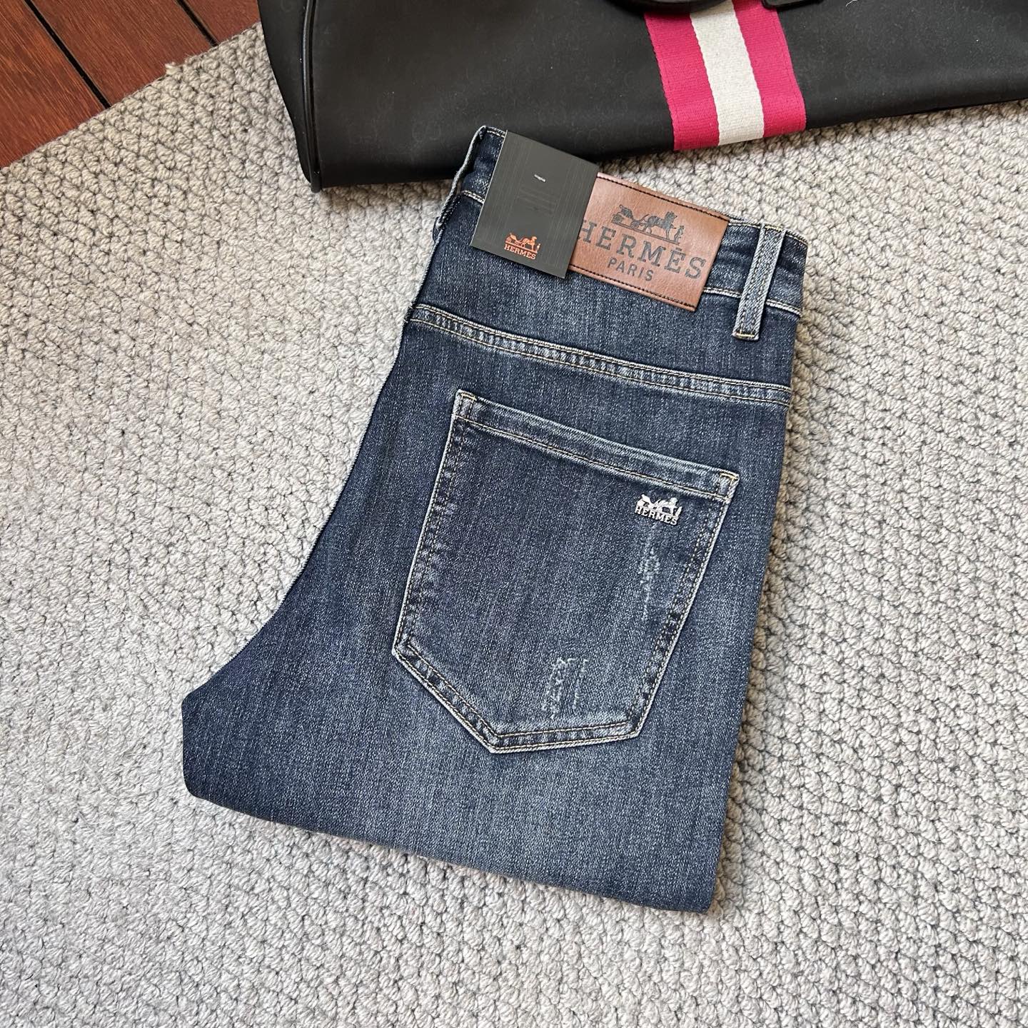 NO:438608,Aima's new men's jeans have good elasticity fabric. Exclusively released. Official website synchronized, fashionable and elegant, heavy craftsmanship design. Use primary color yeast washing technology. Selected imported heavy tannin denim fabrics with counter hardware decoration. Genuine leather brand exquisite car line. Big brand style. Worth owning. Number of codes 28-38, shipped the next day,,hermes,jeans,alexander wang19860909爱马‘’新品男士牛仔裤 面料弹性好.独家发售 官网同步 时尚优雅 重工艺设计.采用原色酵母水洗工艺 精选进口重磅丹宁牛仔面料 配专柜五金装饰 真皮皮牌 精致车线 大牌风范 值得拥有.码数28-38,隔天出货,,hermes,jeans,alexander wang,Men's clothing