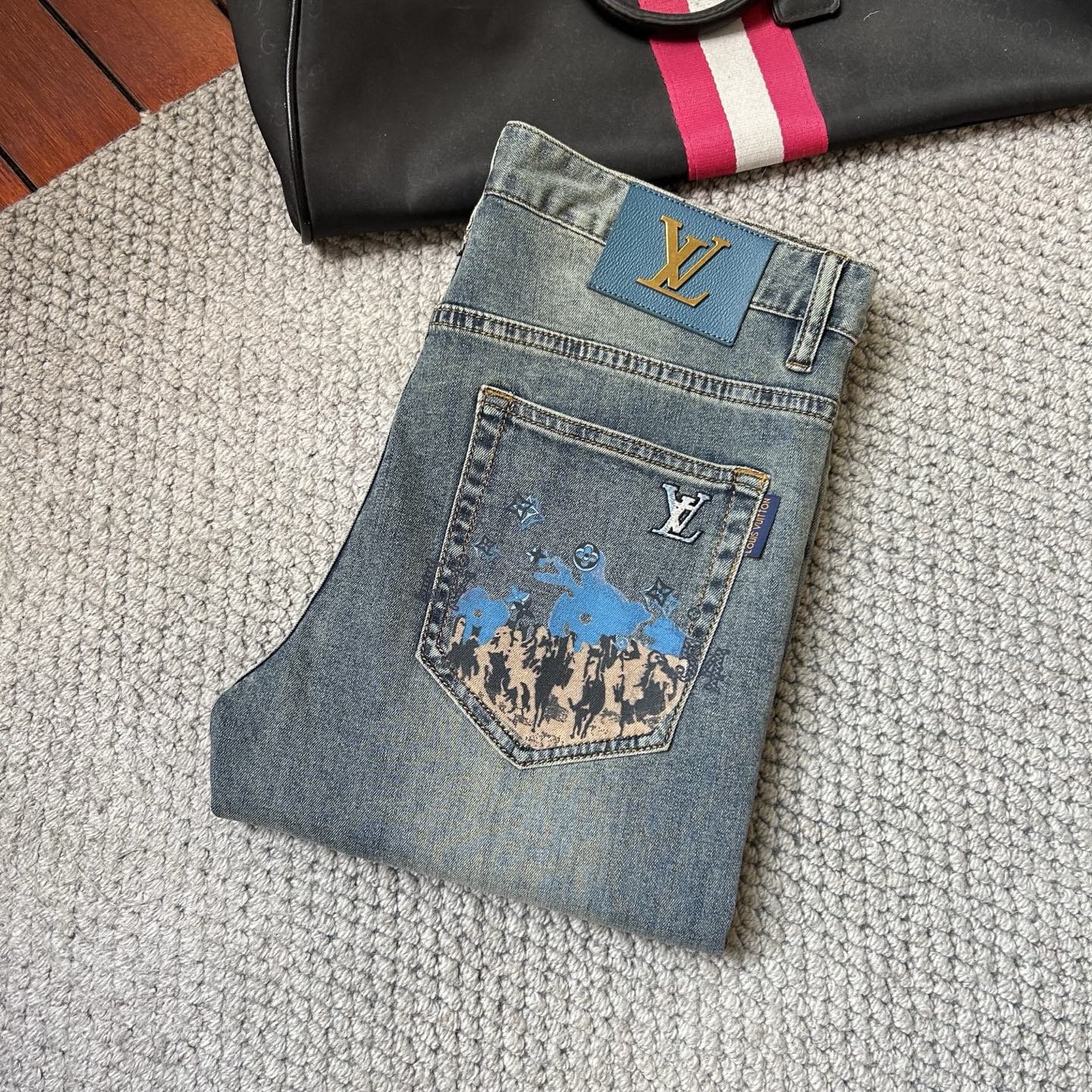 NO:431465,LV’ exclusively offers new casual jeans custom fabrics for counters. They are breathable and comfortable, with impeccable details, and the brand element design concept reflects high quality. They feel delicate and soft!  It is casually cut, with a great upper body style!  Count 29-38, louis vuitton, jeans, alexander wang19860909LV’独家专供新款休闲牛仔裤专柜定制面料 透气舒适度高,细节无可挑剔,品牌元素设计理念,体现高品质.手感细腻柔软！呈现休闲裁剪,上身版型超赞！码数29-38,,louis vuitton,jeans,alexander wang,Men's clothing