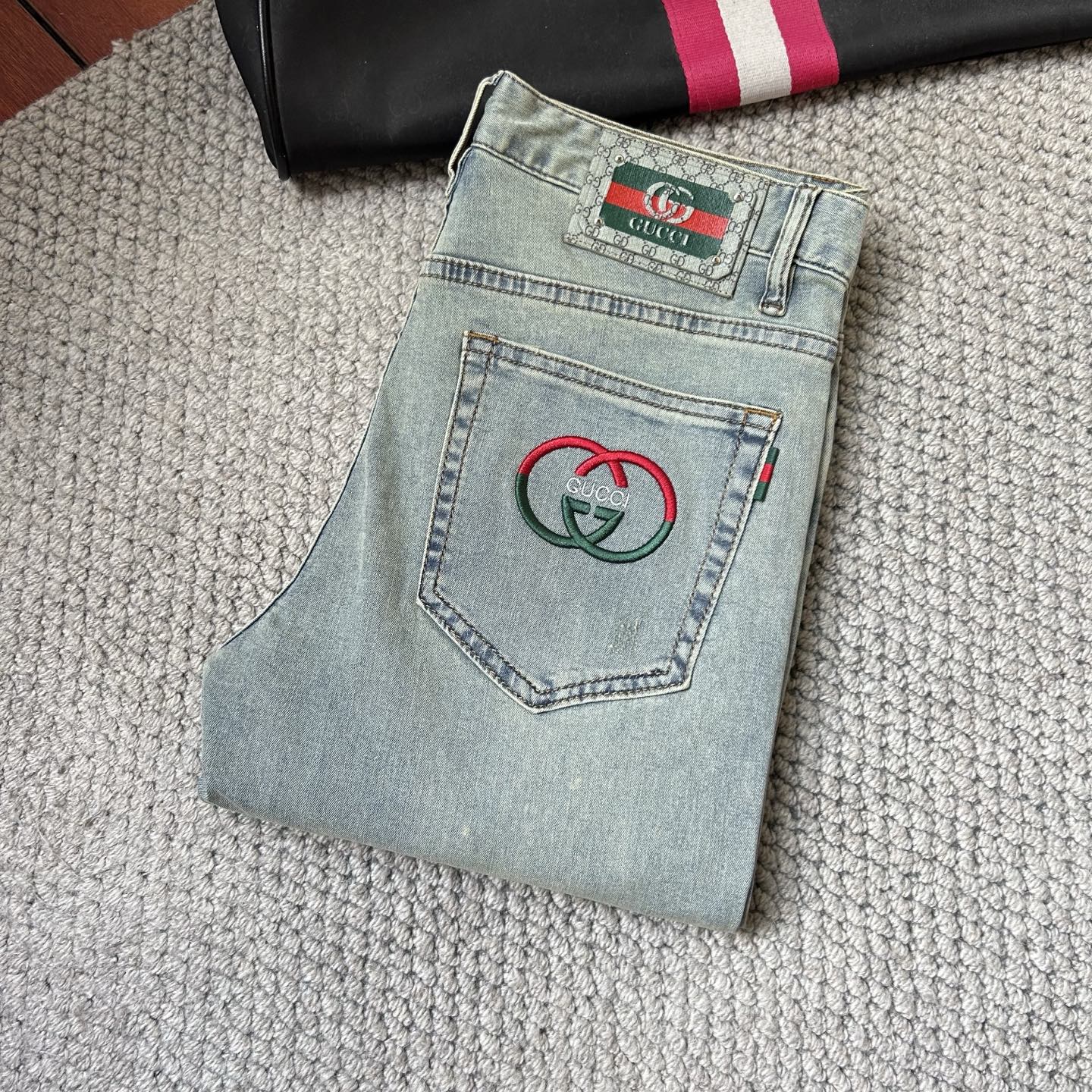 NO:431460,The ancient '' exclusively offers new casual jeans counter customized fabrics, breathable and comfortable, impeccable details, brand elements design concept, reflecting high quality. The feel is delicate and soft!  It is casually cut, with a great upper body style!  29-38, jeans,alexander wang19860909古‘’独家专供新款休闲牛仔裤专柜定制面料 透气舒适度高,细节无可挑剔,品牌元素设计理念,体现高品质.手感细腻柔软！呈现休闲裁剪,上身版型超赞！码数29-38,,jeans,alexander wang,Men's clothing