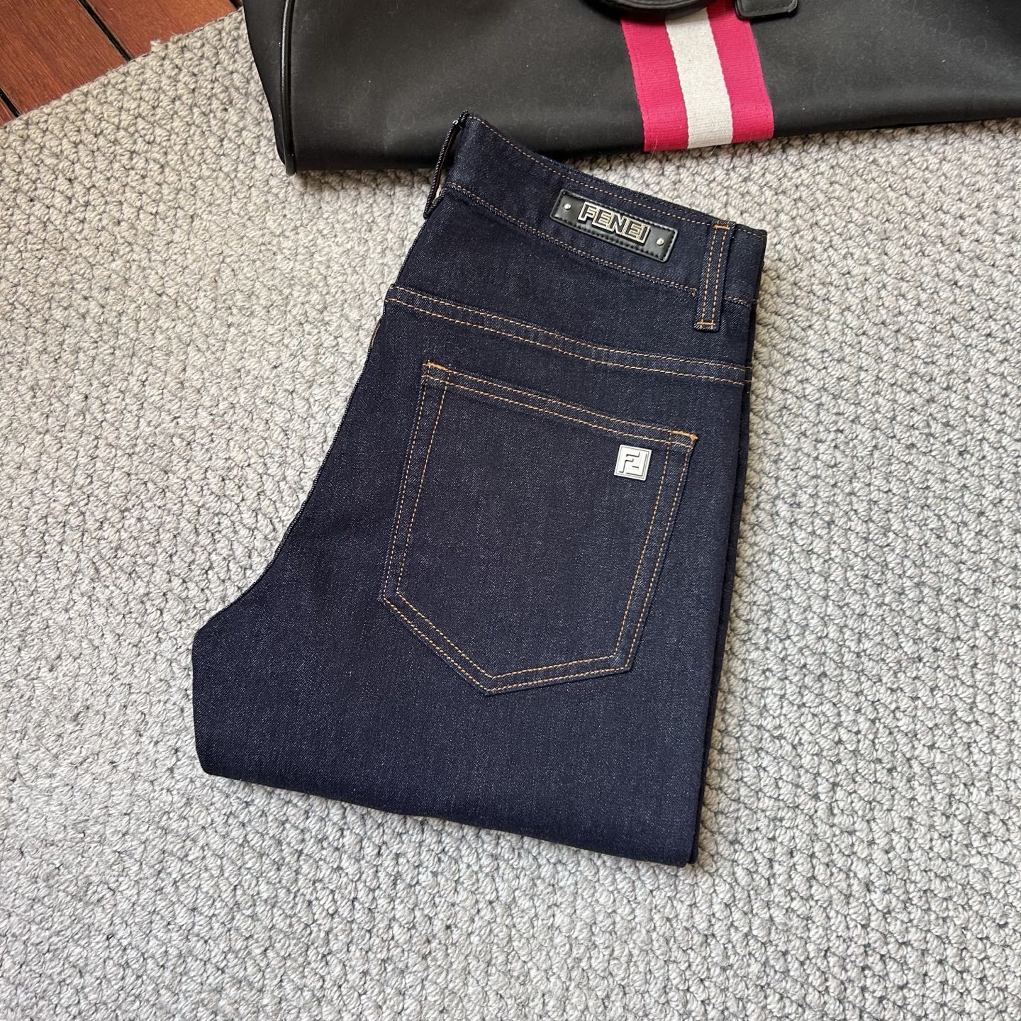 NO:431455,Fen'' exclusively specializes in the new casual jeans counter custom fabric, breathable and comfortable, impeccable details, brand element design concept, reflecting high quality. It feels delicate and soft!  It is casually cut, with a great upper body style!  29-38, jeans,alexander wang19860909芬‘’独家专供新款休闲牛仔裤专柜定制面料 透气舒适度高,细节无可挑剔,品牌元素设计理念,体现高品质.手感细腻柔软！呈现休闲裁剪,上身版型超赞！码数29-38,,jeans,alexander wang,Men's clothing