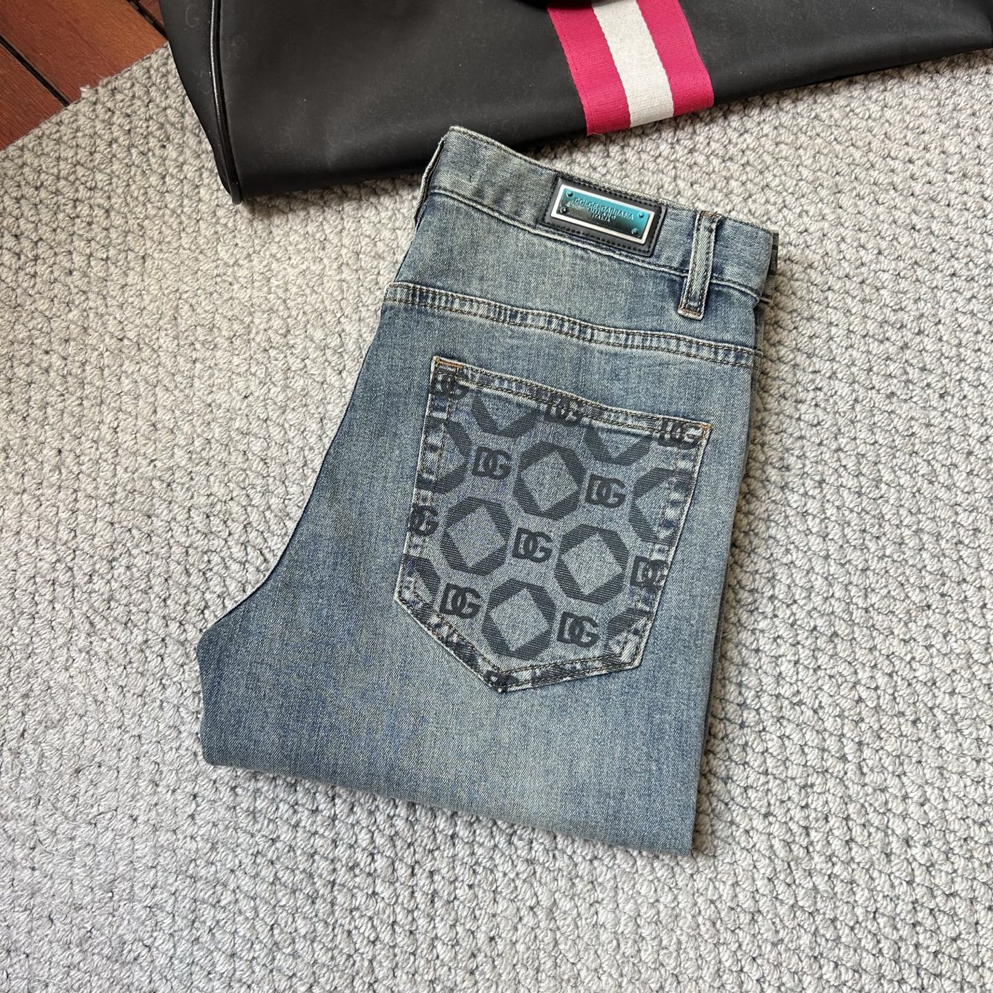 NO:431450,DG'' exclusively offers new casual jeans custom-made fabrics in counters. They are breathable and comfortable, with impeccable details, and the brand element design concept reflects high quality. They feel delicate and soft!  It is casually cut, with a great upper body style!  29-38, jeans,alexander wang19860909DG‘’独家专供新款休闲牛仔裤专柜定制面料 透气舒适度高,细节无可挑剔,品牌元素设计理念,体现高品质.手感细腻柔软！呈现休闲裁剪,上身版型超赞！码数29-38,,jeans,alexander wang,Men's clothing