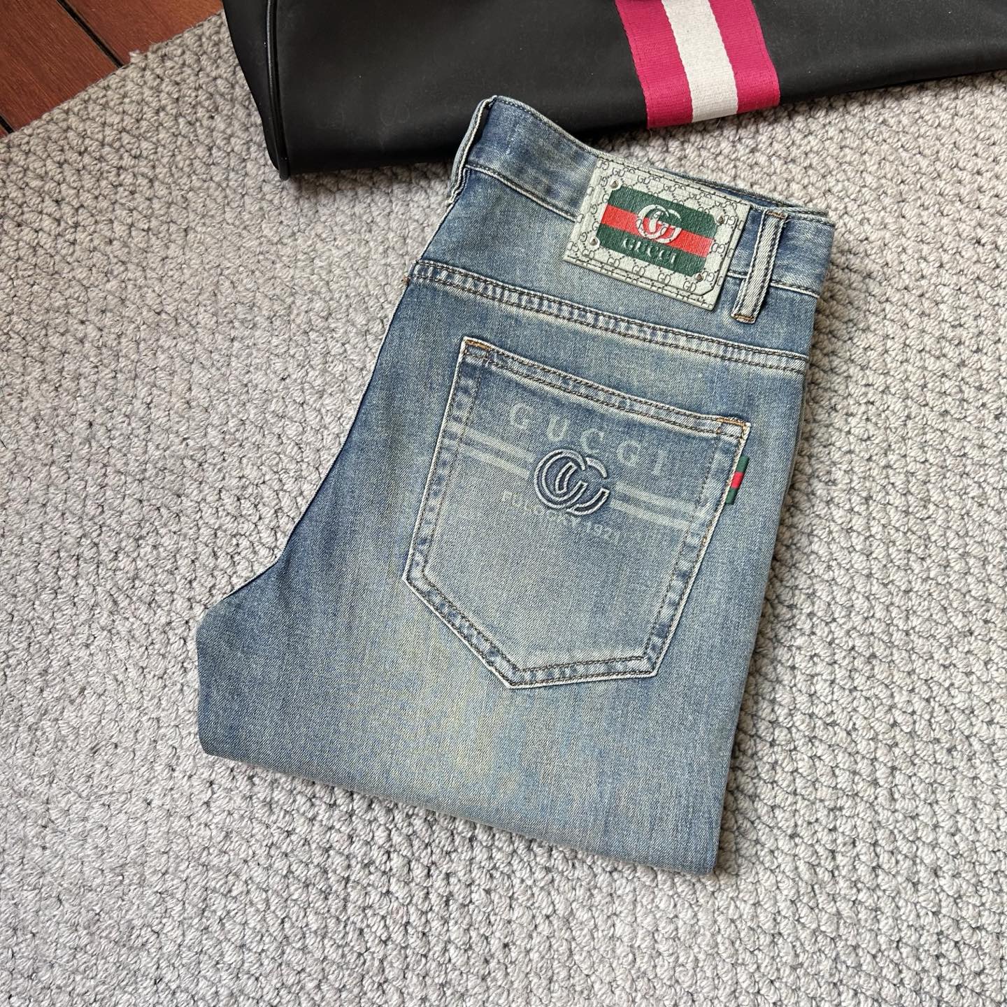 NO:431445,The ancient '' exclusively offers new casual jeans counter customized fabrics, breathable and comfortable, impeccable details, brand elements design concept, reflecting high quality. The feel is delicate and soft!  It is casually cut, with a great upper body style!  29-38, jeans,alexander wang19860909古‘’独家专供新款休闲牛仔裤专柜定制面料 透气舒适度高,细节无可挑剔,品牌元素设计理念,体现高品质.手感细腻柔软！呈现休闲裁剪,上身版型超赞！码数29-38,,jeans,alexander wang,Men's clothing