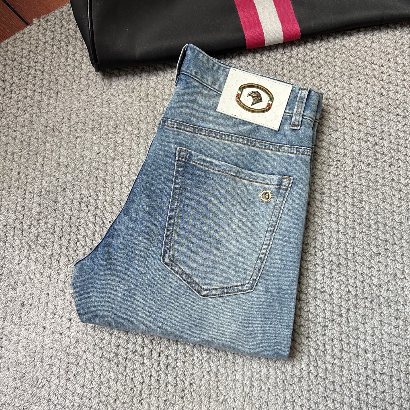 NO:431443,Stey's exclusively offers new casual jeans custom fabrics, which are breathable and comfortable, with impeccable details, and the brand element design concept reflects high quality. The feel is delicate and soft!  It is casually cut, with a great upper body style!  29-38, jeans,alexander wang19860909史蒂‘’独家专供新款休闲牛仔裤专柜定制面料 透气舒适度高,细节无可挑剔,品牌元素设计理念,体现高品质.手感细腻柔软！呈现休闲裁剪,上身版型超赞！码数29-38,,jeans,alexander wang,Men's clothing