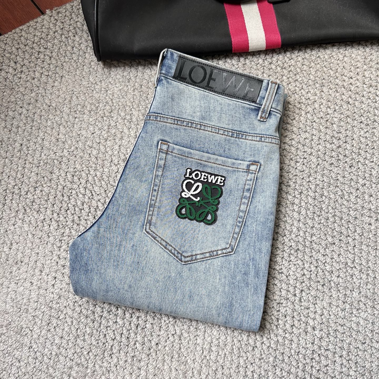 NO:431439,Luo Yi’’ exclusively offers new casual jeans custom-made fabrics in counters. They are breathable and comfortable, with impeccable details, and the brand element design concept reflects high quality. They feel delicate and soft!  It is casually cut, with a great upper body style!  Count 29-38, loewe, jeans, alexander wang19860909罗意‘’独家专供新款休闲牛仔裤专柜定制面料 透气舒适度高,细节无可挑剔,品牌元素设计理念,体现高品质.手感细腻柔软！呈现休闲裁剪,上身版型超赞！码数29-38,,loewe,jeans,alexander wang,Men's clothing