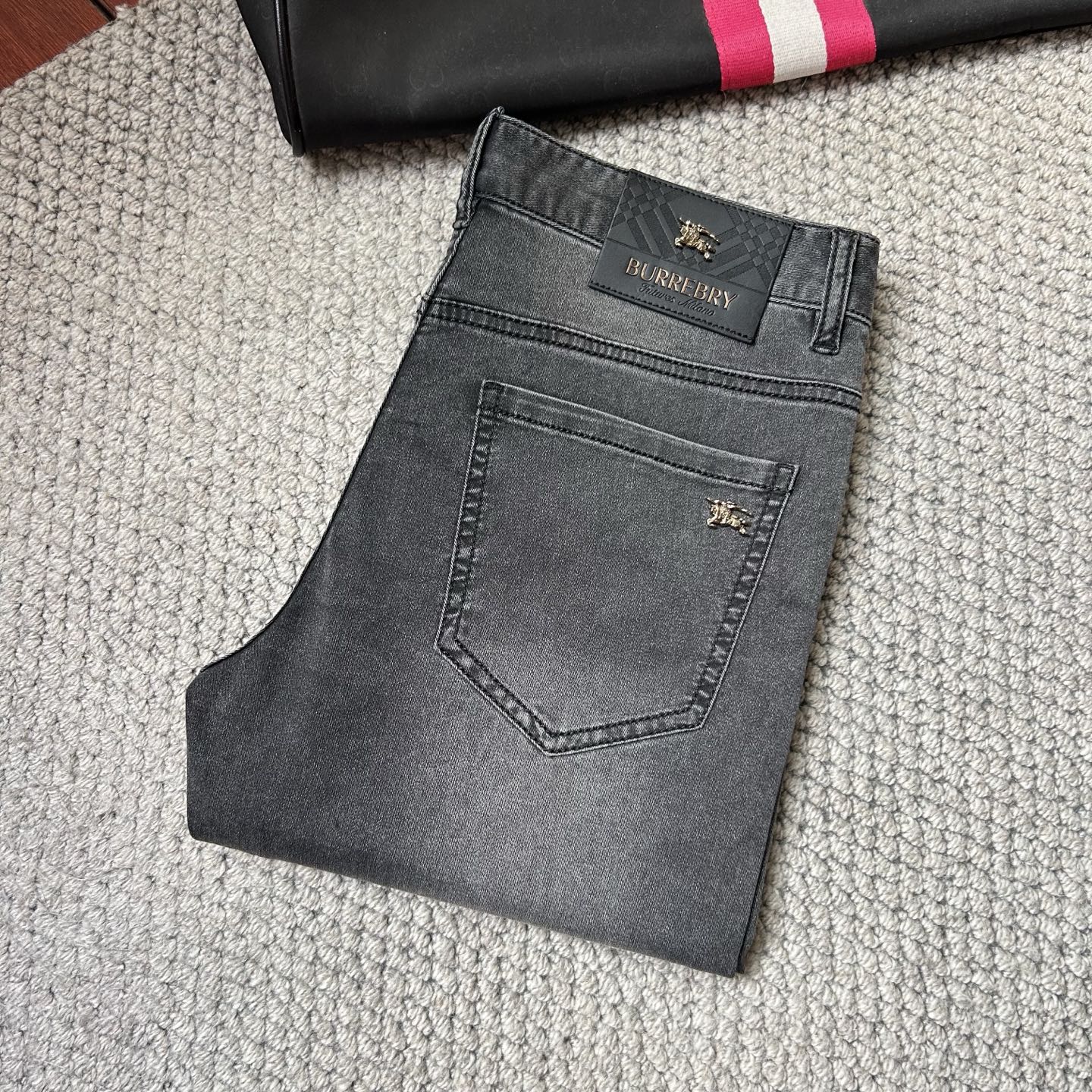 NO:431435,Babao's exclusively offers new casual jeans custom-made fabrics in counters. They are breathable and comfortable, with impeccable details, and the brand element design concept reflects high quality. They feel delicate and soft!  It is casually cut, with a great upper body style!  Count 29-38, burberry, jeans, alexander wang19860909巴宝‘’独家专供新款休闲牛仔裤专柜定制面料 透气舒适度高,细节无可挑剔,品牌元素设计理念,体现高品质.手感细腻柔软！呈现休闲裁剪,上身版型超赞！码数29-38,,burberry,jeans,alexander wang,Men's clothing