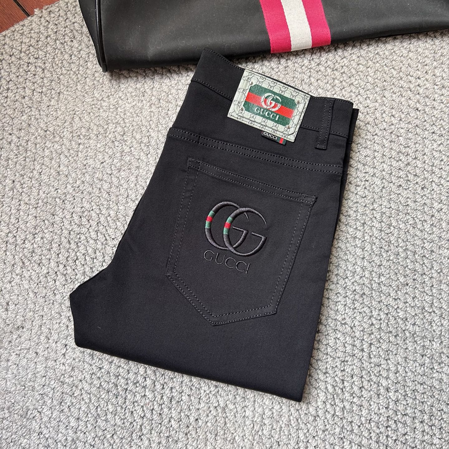 NO:431431,The ancient '' exclusively offers new casual jeans counter customized fabrics, breathable and comfortable, impeccable details, brand elements design concept, reflecting high quality. The feel is delicate and soft!  It is casually cut, with a great upper body style!  29-38, jeans,alexander wang19860909古‘’独家专供新款休闲牛仔裤专柜定制面料 透气舒适度高,细节无可挑剔,品牌元素设计理念,体现高品质.手感细腻柔软！呈现休闲裁剪,上身版型超赞！码数29-38,,jeans,alexander wang,Men's clothing