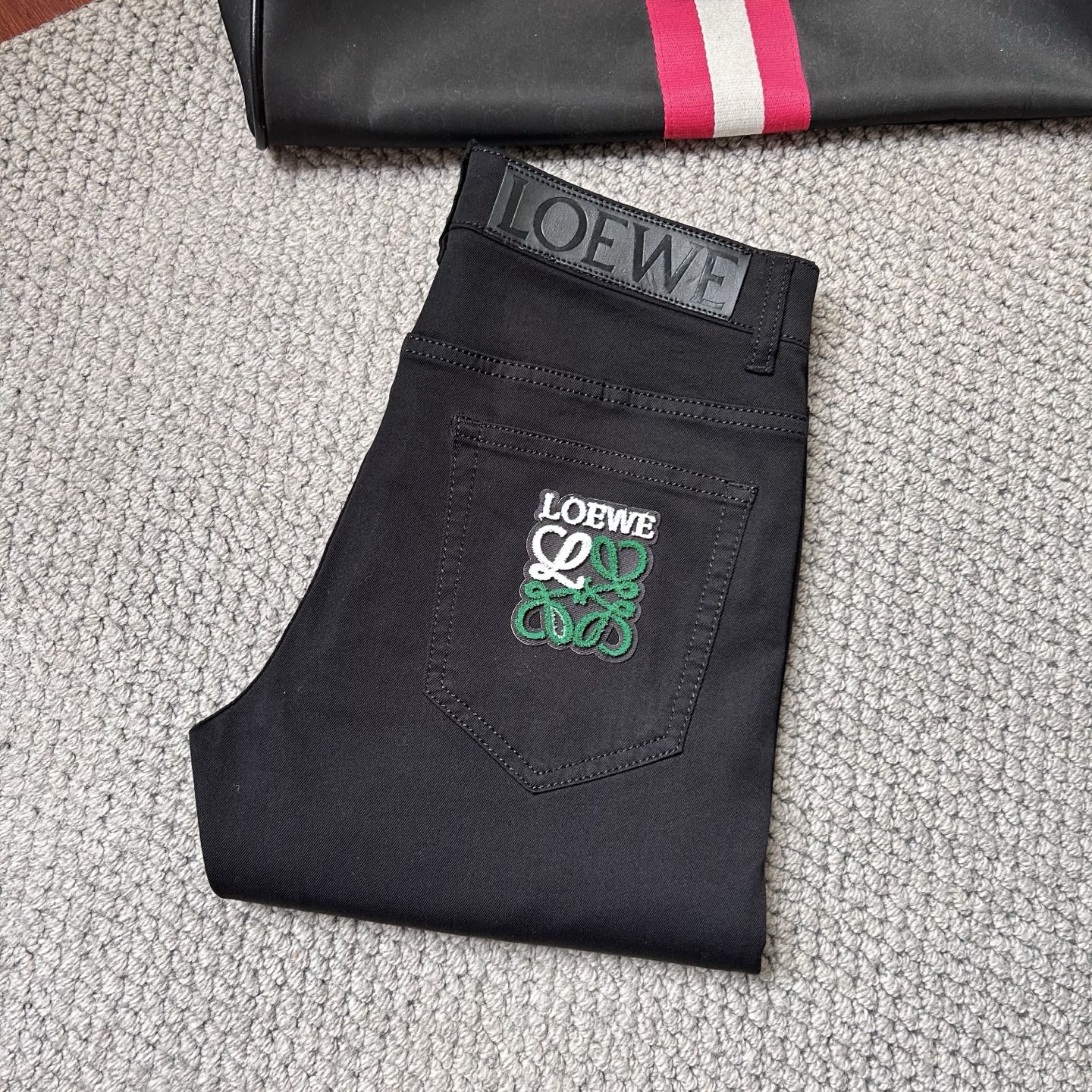 NO:431427,Luo Yi’’ exclusively offers new casual jeans custom-made fabrics in counters. They are breathable and comfortable, with impeccable details, and the brand element design concept reflects high quality. They feel delicate and soft!  It is casually cut, with a great upper body style!  Count 29-38, loewe, jeans, alexander wang19860909罗意‘’独家专供新款休闲牛仔裤专柜定制面料 透气舒适度高,细节无可挑剔,品牌元素设计理念,体现高品质.手感细腻柔软！呈现休闲裁剪,上身版型超赞！码数29-38,,loewe,jeans,alexander wang,Men's clothing