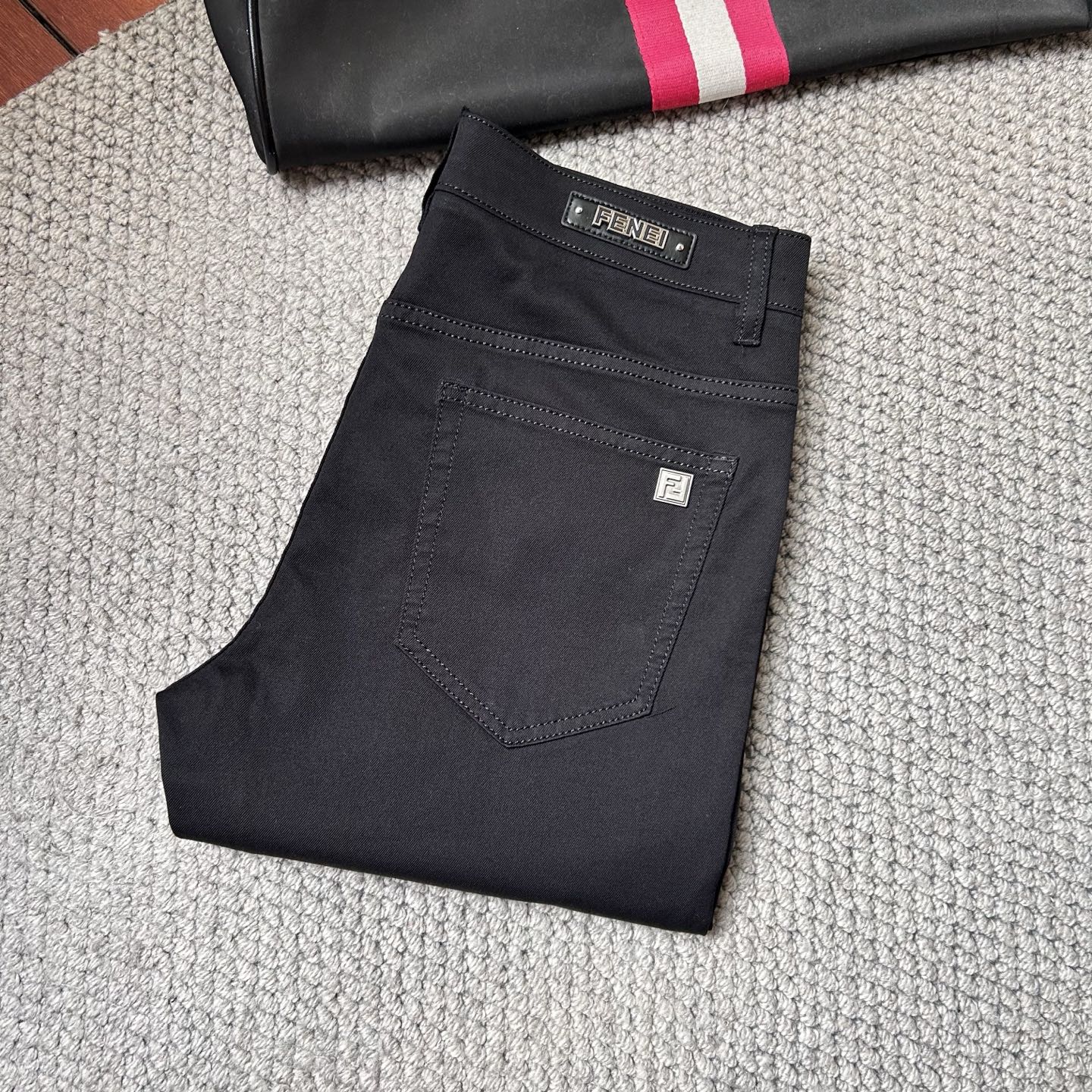 NO:431464,Fen'' exclusively specializes in the new casual jeans counter custom fabric, breathable and comfortable, impeccable details, brand element design concept, reflecting high quality. It feels delicate and soft!  It is casually cut, with a great upper body style!  29-38, jeans,alexander wang19860909芬‘’独家专供新款休闲牛仔裤专柜定制面料 透气舒适度高,细节无可挑剔,品牌元素设计理念,体现高品质.手感细腻柔软！呈现休闲裁剪,上身版型超赞！码数29-38,,jeans,alexander wang,Men's clothing