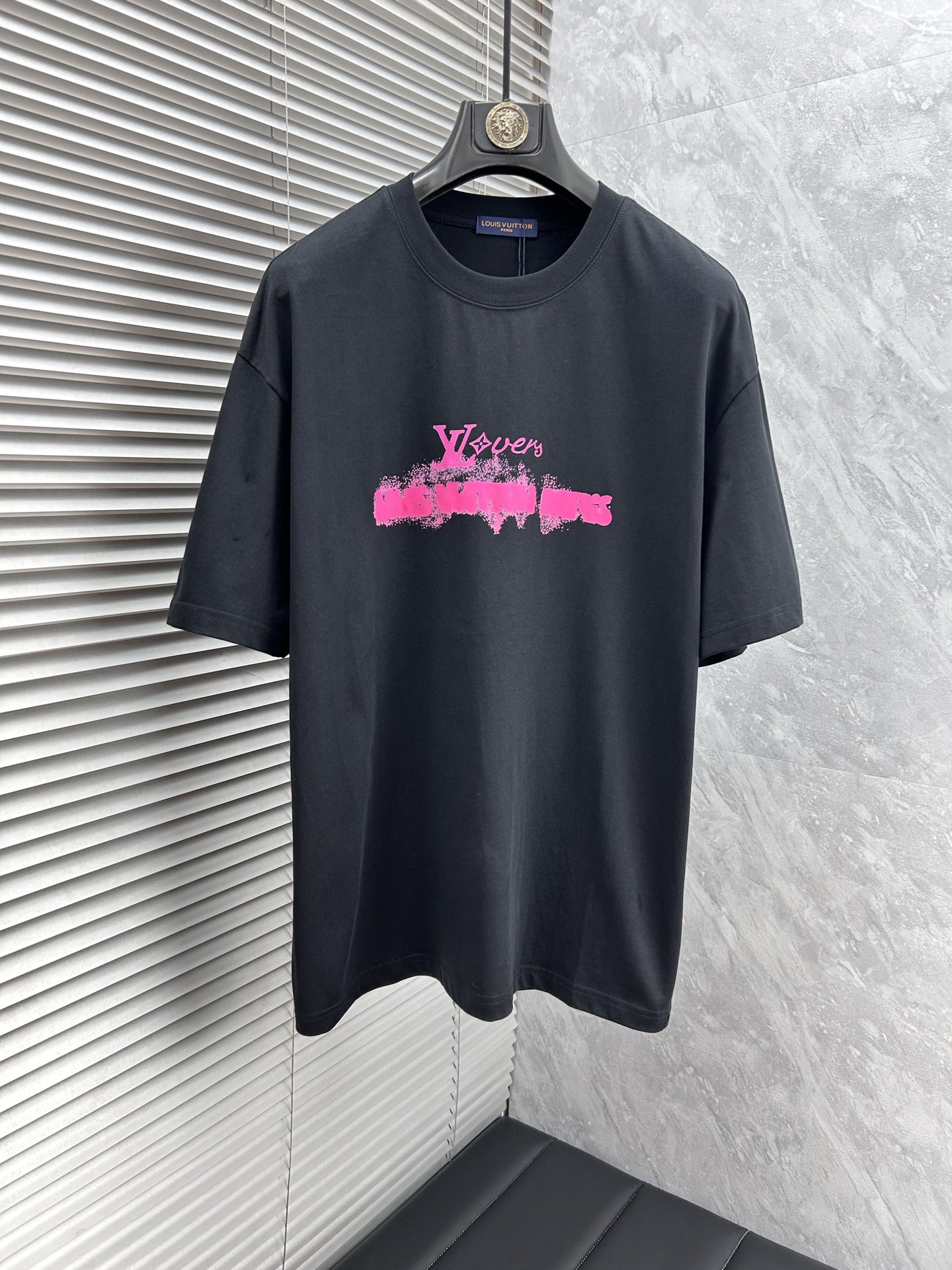 NO:438602,LV Ss Spring and Summer latest short-sleeved T-shirt, soft feel, comfortable to wear, fine workmanship. The upper body effect is invincible and handsome, size number M-2xl, louis vuitton, T-shirt,tees, t-shirt,alexander wang19860909LV Ss春夏最新款短袖T恤,手感柔软,穿着舒适,做工精细.上身效果无敌帅气,码数 M-2xl,,louis vuitton,T-shirt,tees，t-shirt,alexander wang,Men's clothing