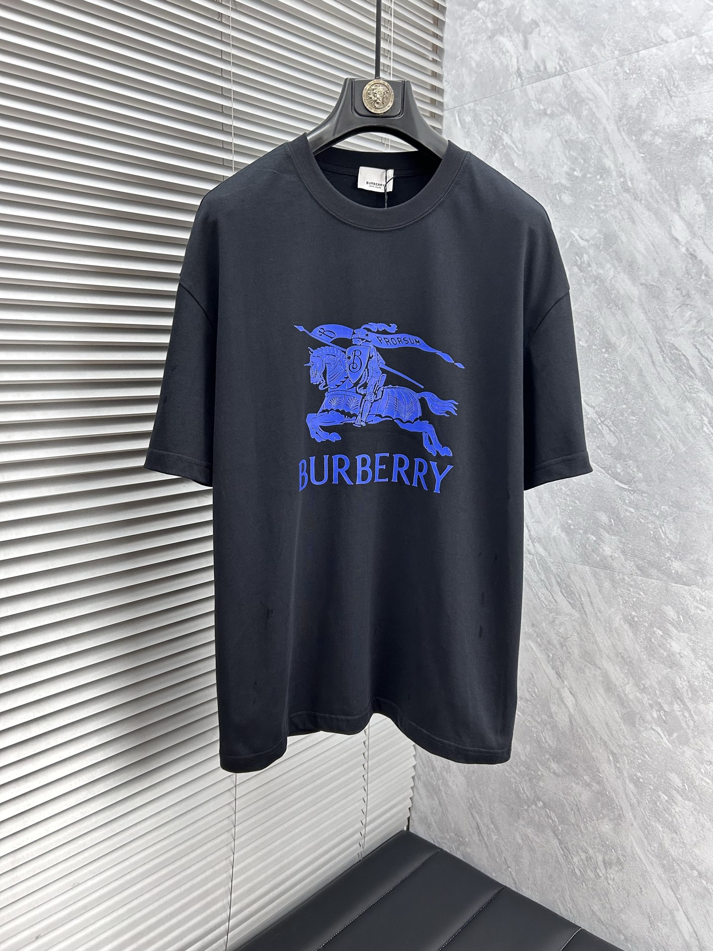 NO:438589,The latest short-sleeved T-shirt in spring and summer, soft touch, comfortable to wear, fine workmanship. The upper body effect is invincible and handsome, size number M-2xl, burberry, T-shirt, tees, t-shirt, alexander wang19860909巴宝‘’Ss春夏最新款短袖T恤,手感柔软,穿着舒适,做工精细.上身效果无敌帅气,码数 M-2xl,,burberry,T-shirt,tees，t-shirt,alexander wang,Men's clothing